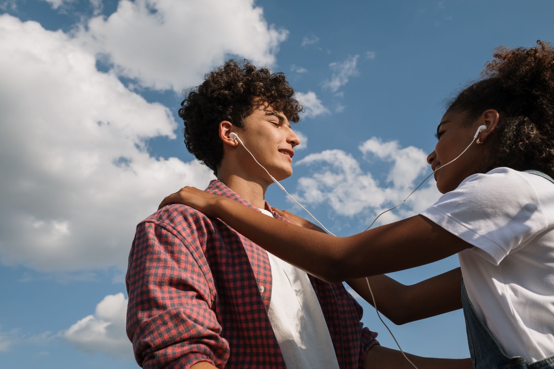 fast cloud upload music (Photo: Ron Lach / Pexels)