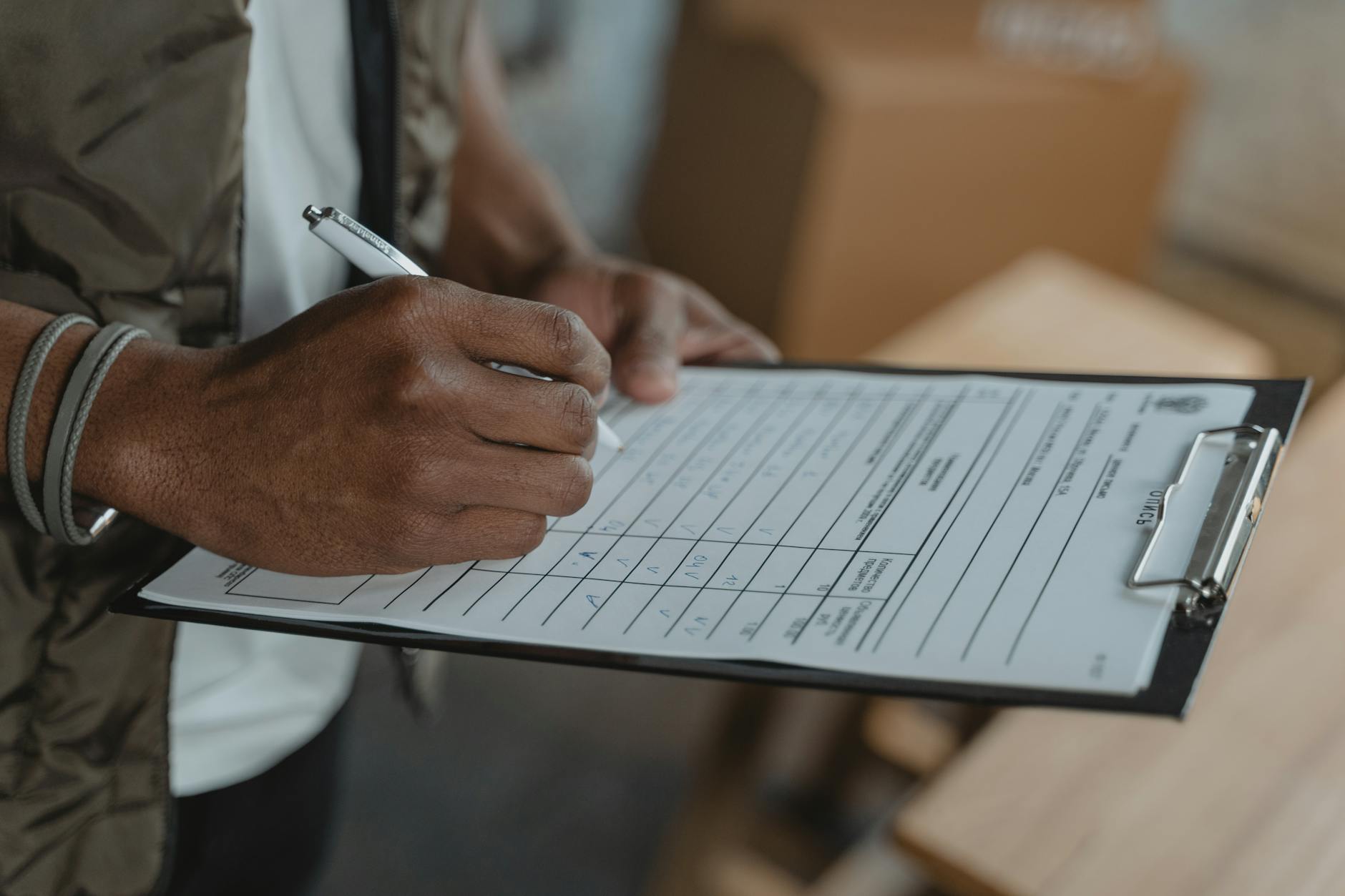 checklist clipboard hands (Photo: Tima Miroshnichenko / Pexels)