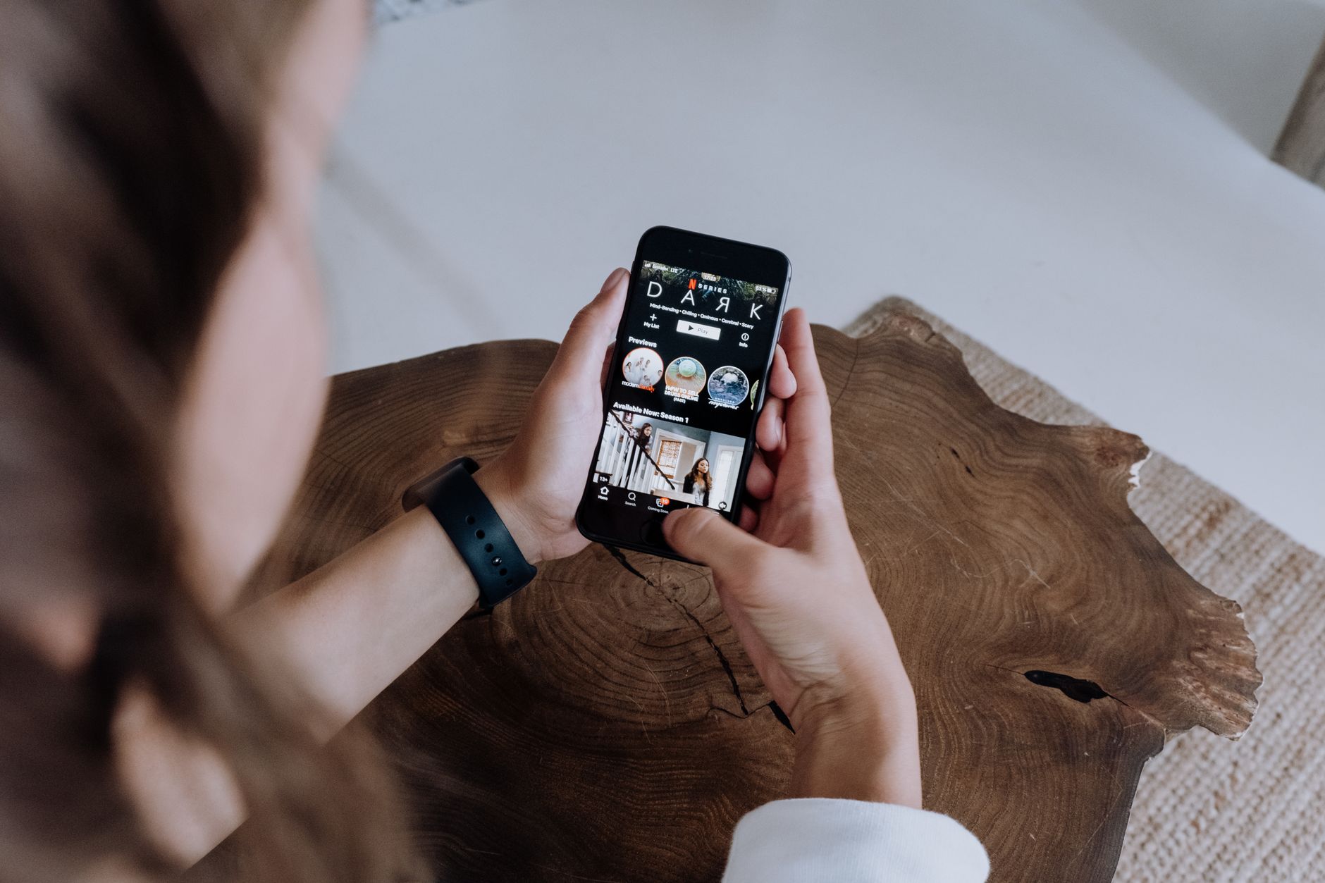 smartphone live streaming app (Photo: cottonbro studio / Pexels)