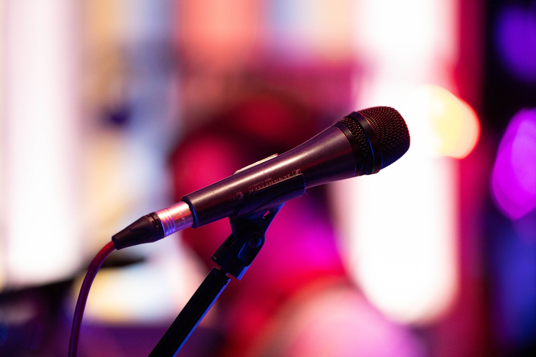 live concert microphone (Photo: William Sutherland / Pexels)