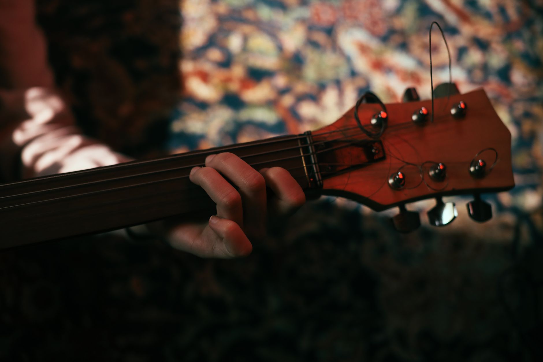 musician guitar evening warm light (Photo: KoolShooters / Pexels)