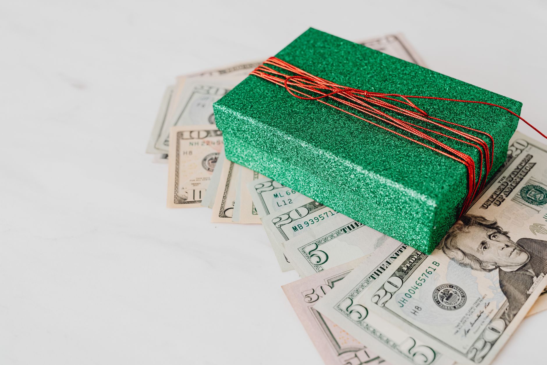 smartphone gift money (Photo: www.kaboompics.com / Pexels)