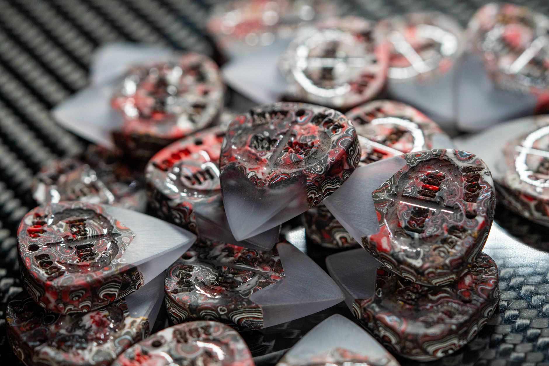 setlist paper guitar pick (Photo: Iron Age Guitar Accessories / Pexels)