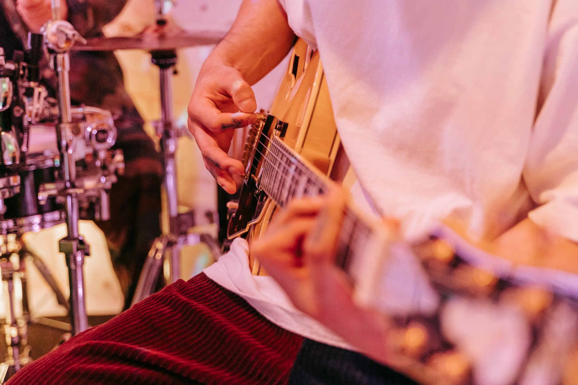 setlist guitar pick stage (Photo: Anna Pou / Pexels)
