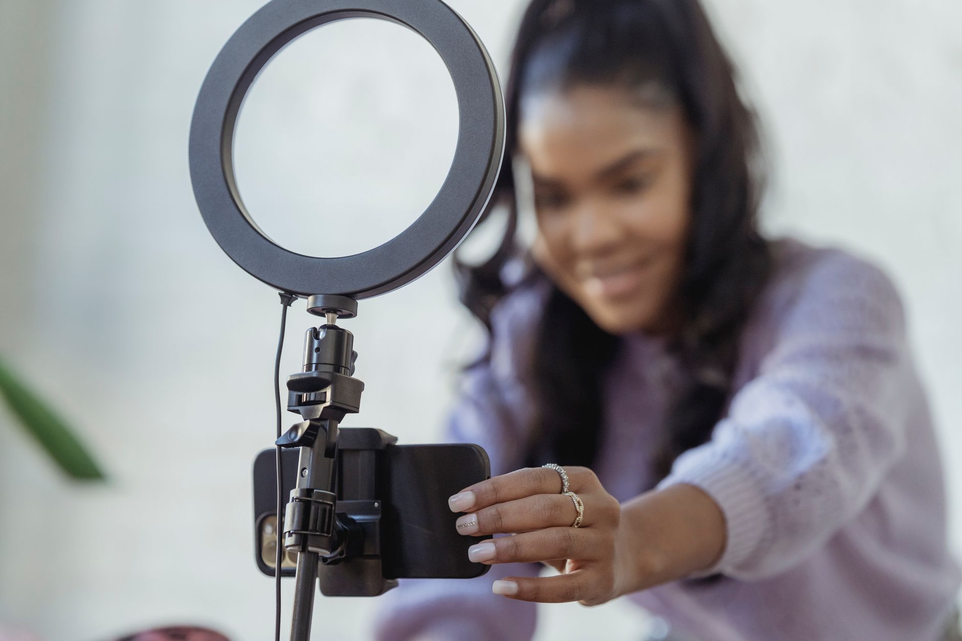 smartphone tripod ring light (Photo: George Milton / Pexels)
