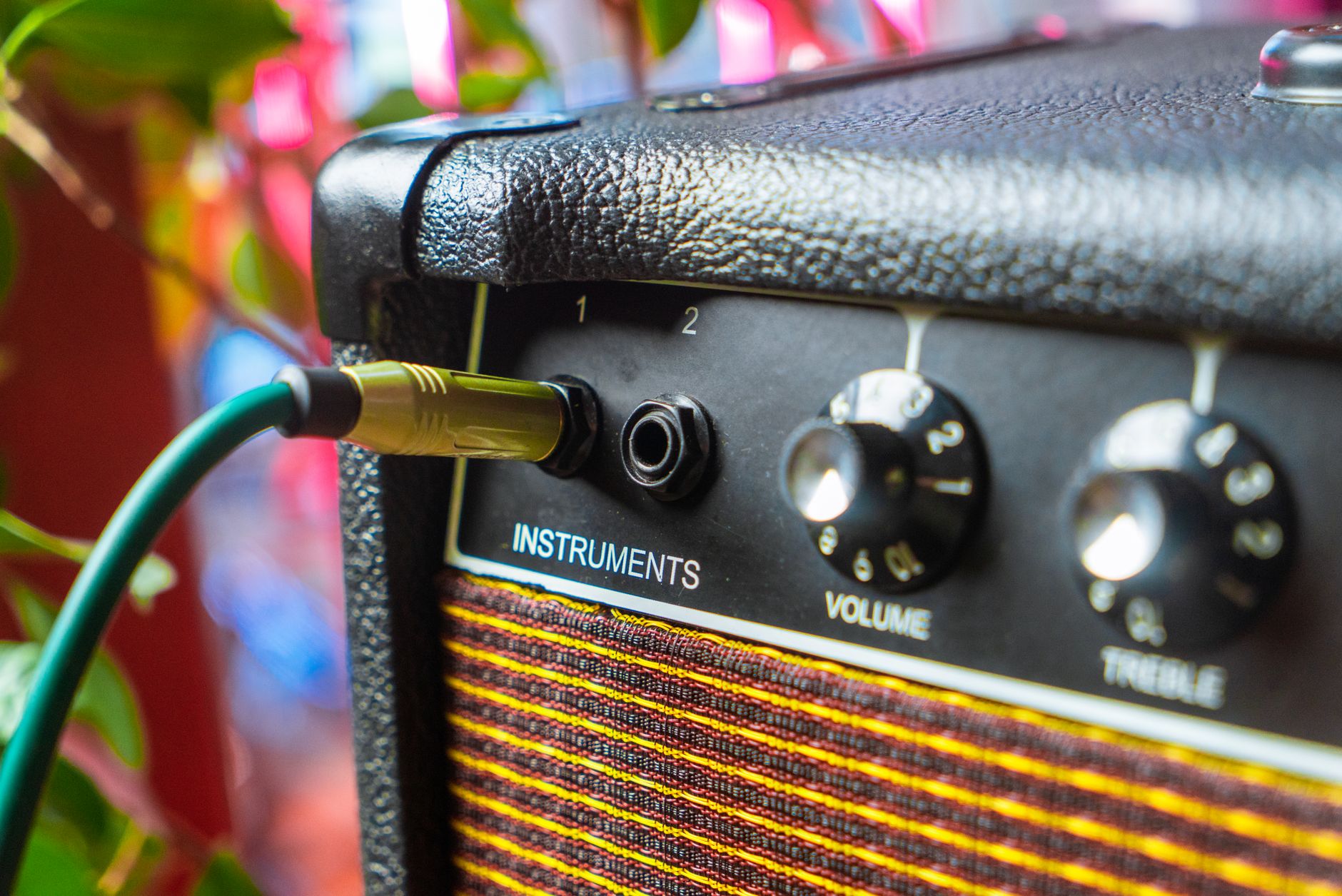 amplifier knobs control (Photo: Alena Sharkova / Pexels)