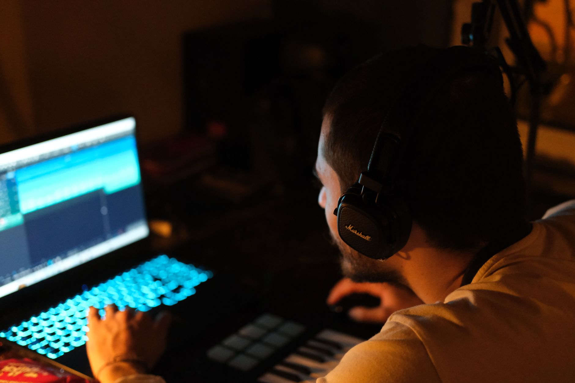 musician laptop daw (Photo: Nina zeynep güler 🦕 zz / Pexels)