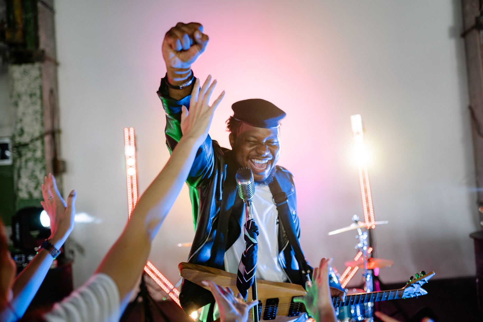 musician fans smile (Photo: Yan Krukau / Pexels)