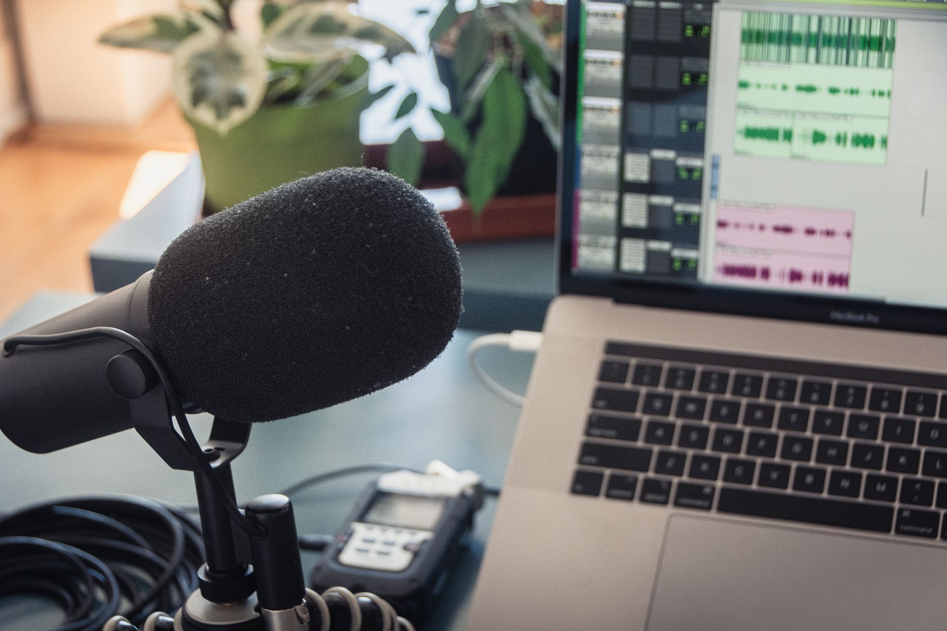 microphone audio interface laptop (Photo: Jeremy Enns / Pexels)