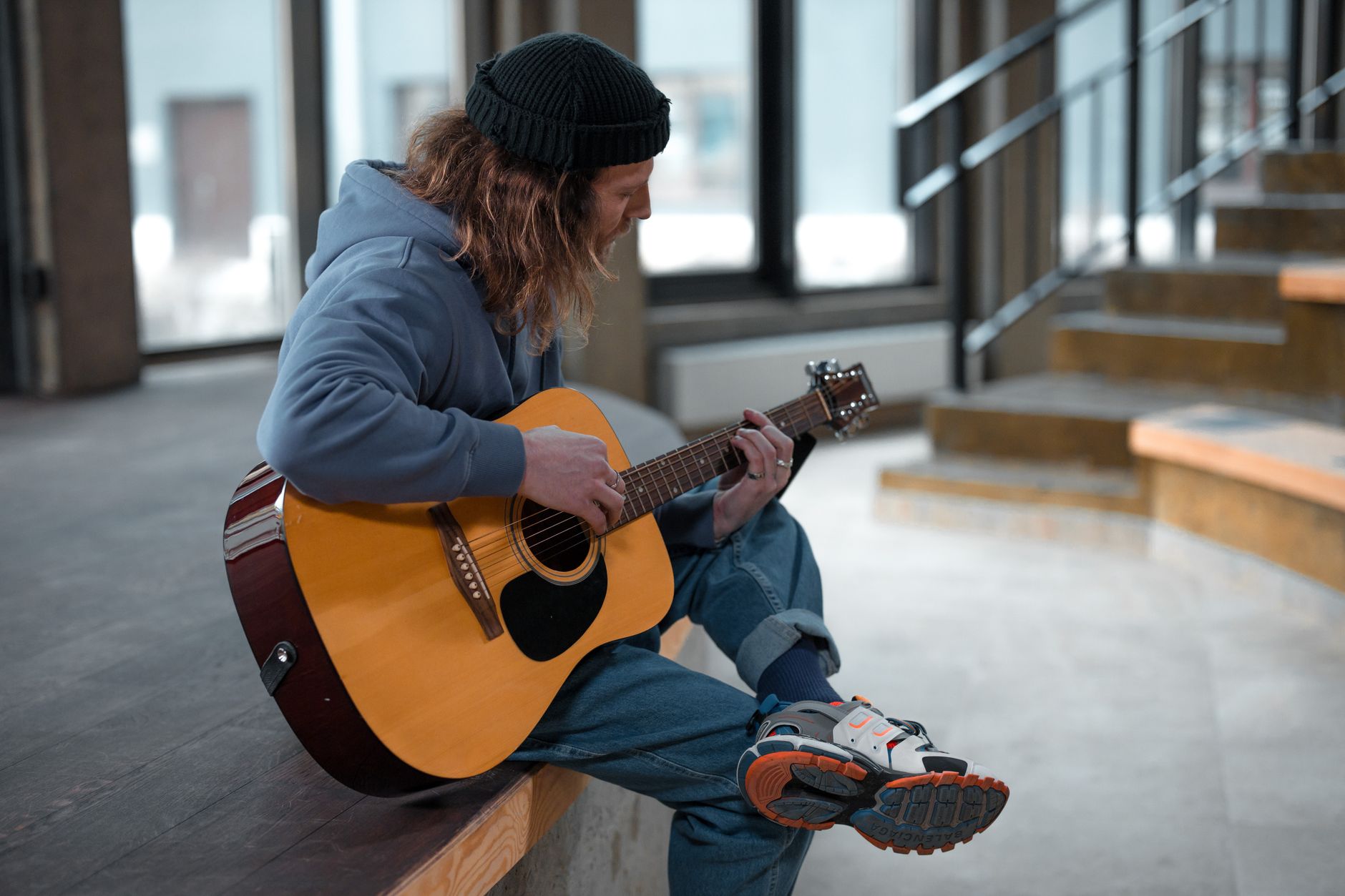musician acoustic guitar warm (Photo: Ron Lach / Pexels)