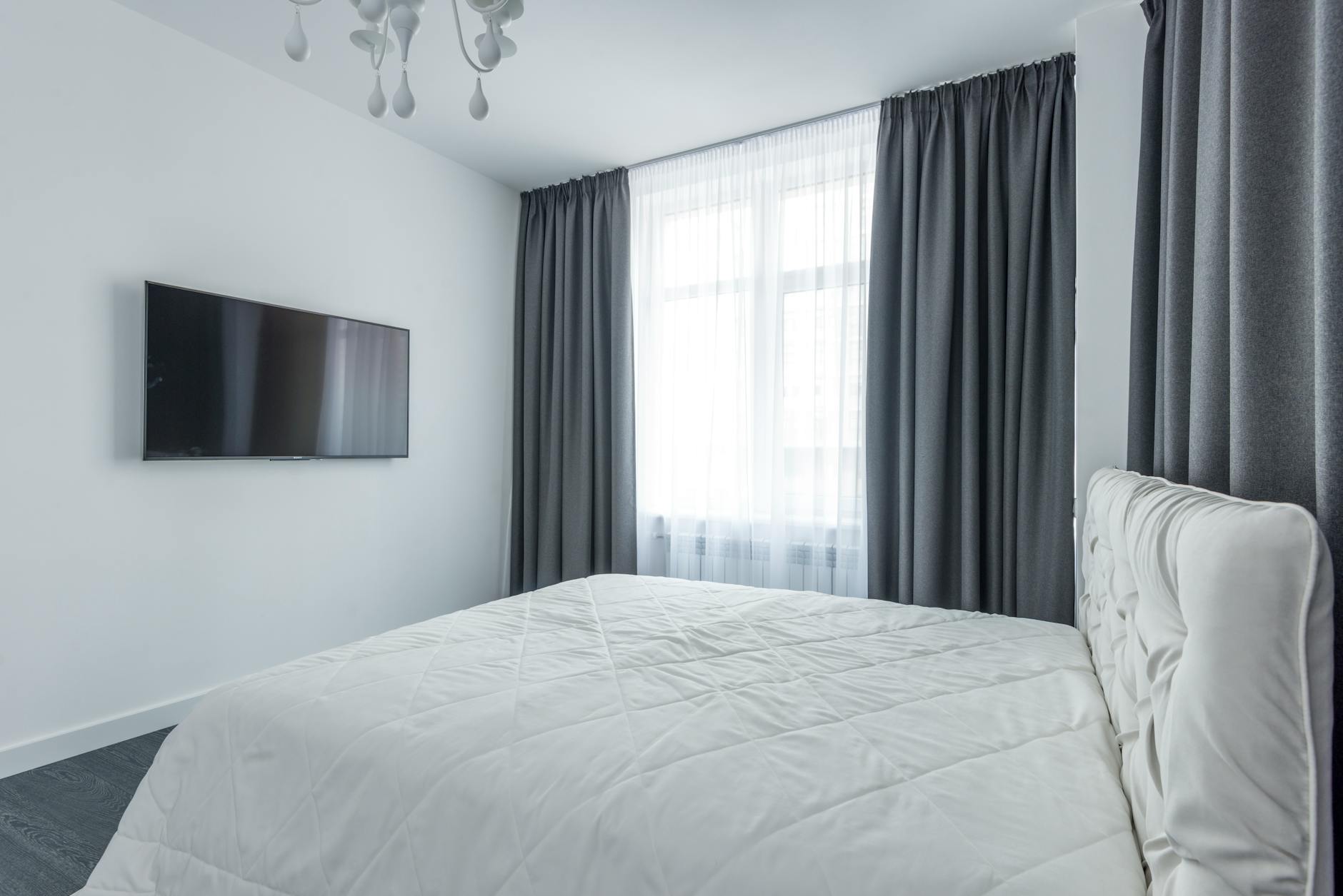 soundproof curtain room (Photo: Max Vakhtbovych / Pexels)