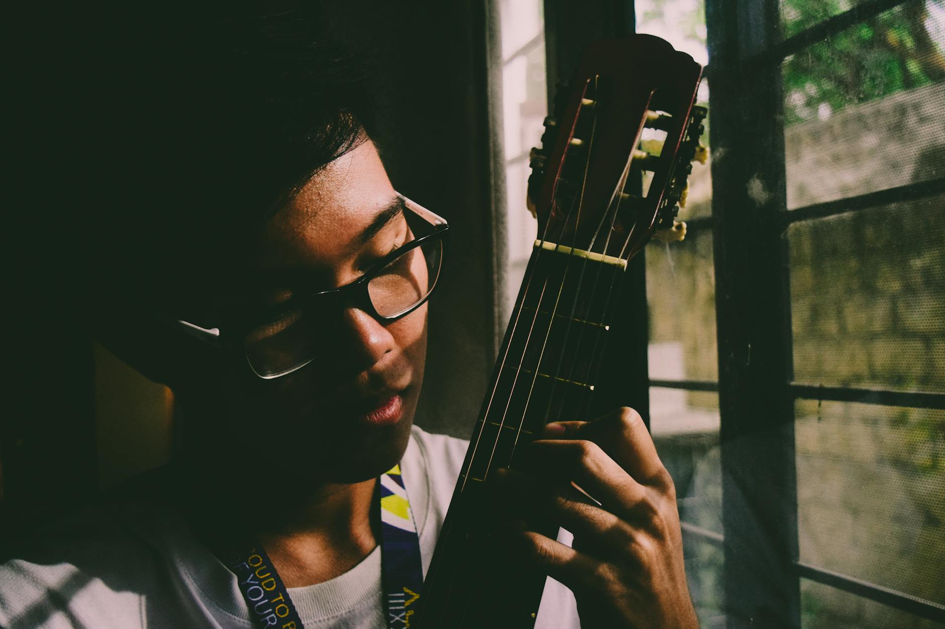 musician acoustic guitar warm light (Photo: Eleazar Ceballos / Pexels)