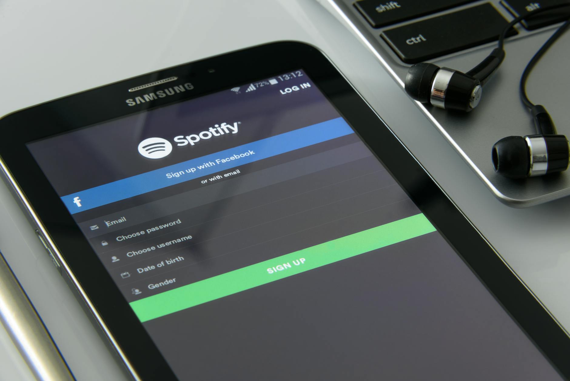 smartphone music streaming app (Photo: AS Photography / Pexels)