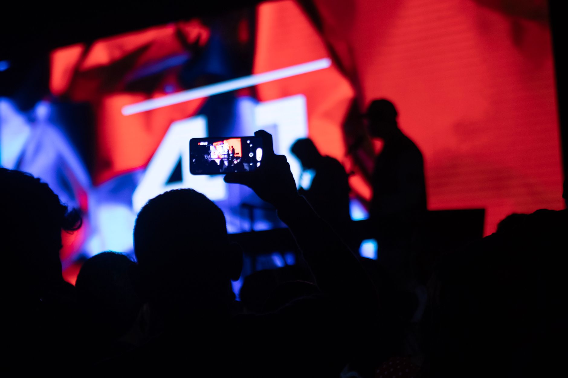 smartphone social media musician (Photo: Angela Chacón / Pexels)