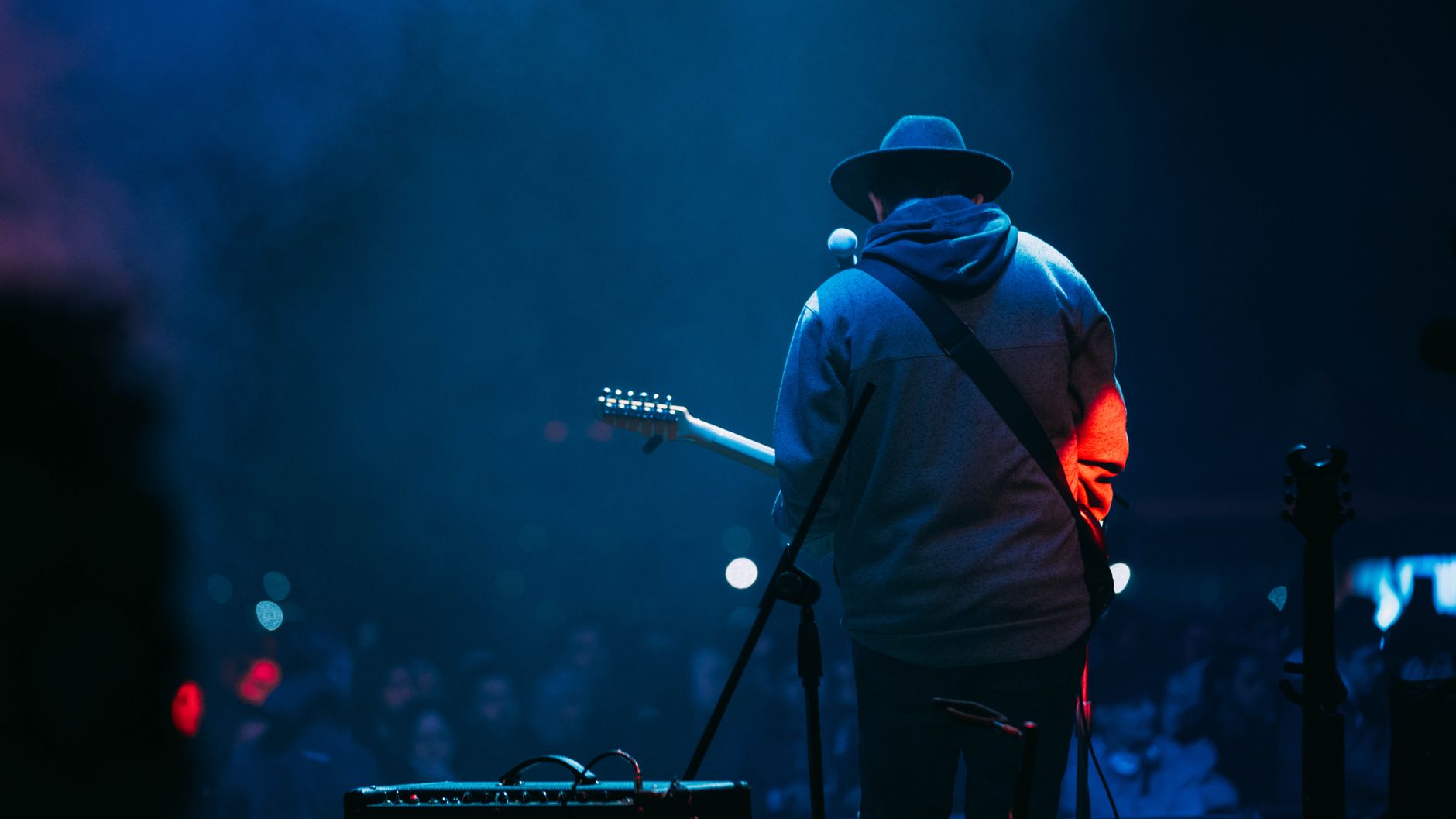 live stage backing track (Photo: Sami TÜRK / Pexels)