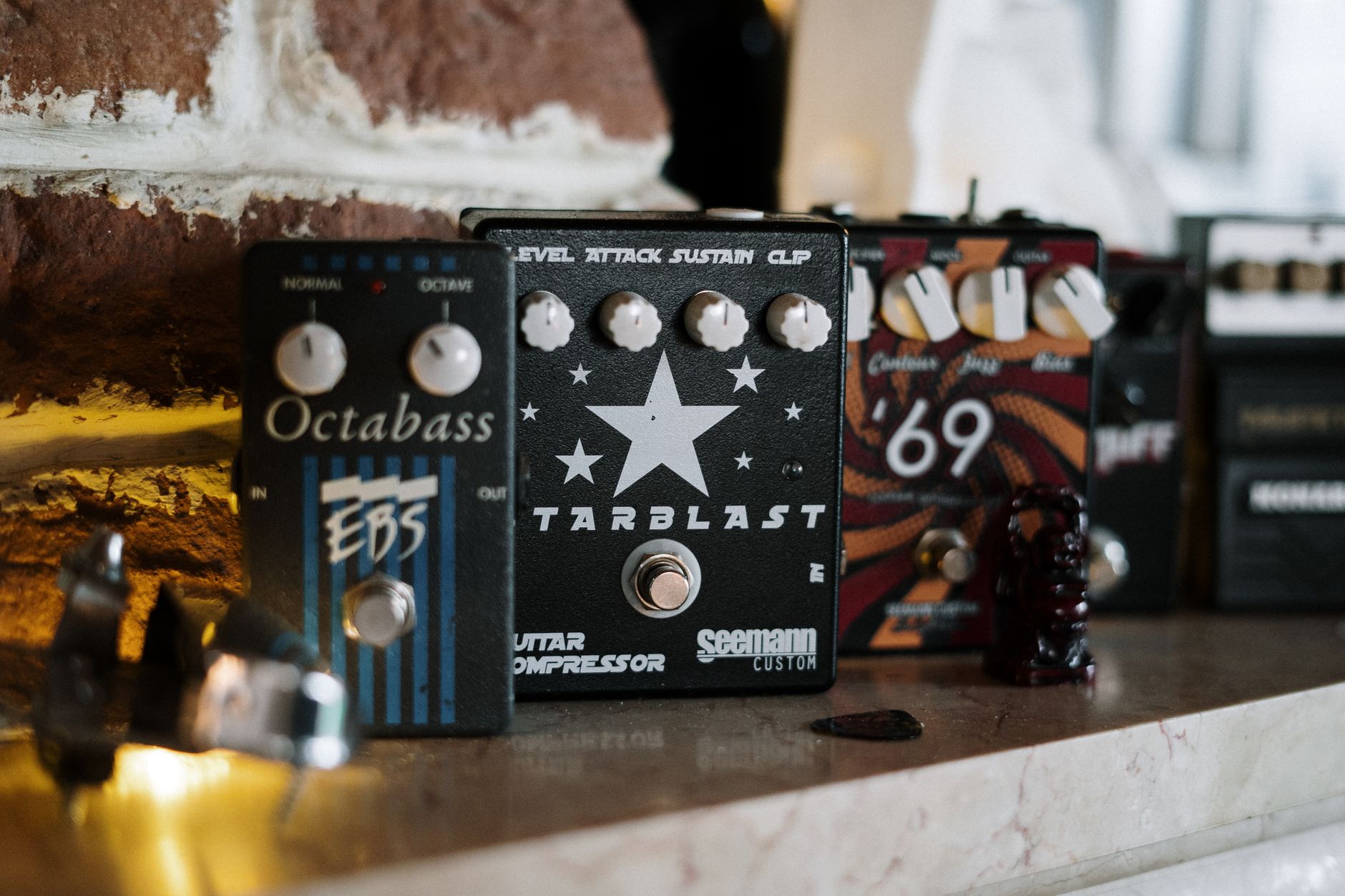 guitar pedals warm light (Photo: cottonbro studio / Pexels)