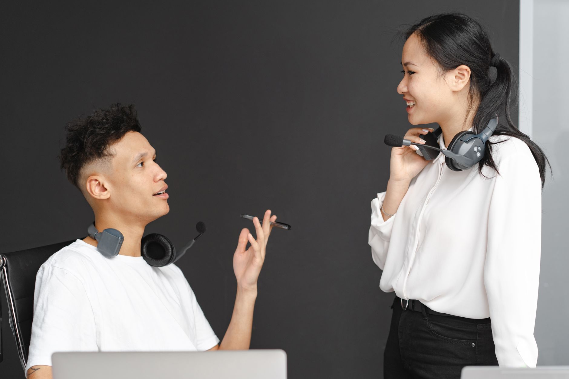 customer support headset (Photo: Mikhail Nilov / Pexels)