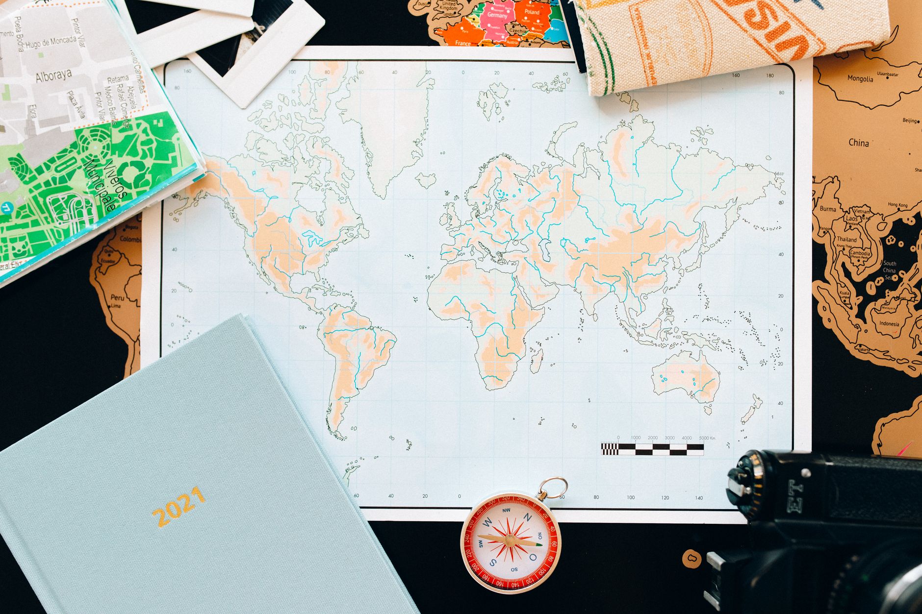 world map planning (Photo: Nataliya Vaitkevich / Pexels)