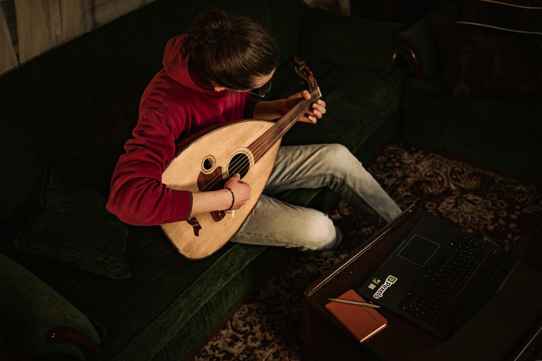 musician home laptop streaming evening (Photo: Baset Alhasan / Pexels)