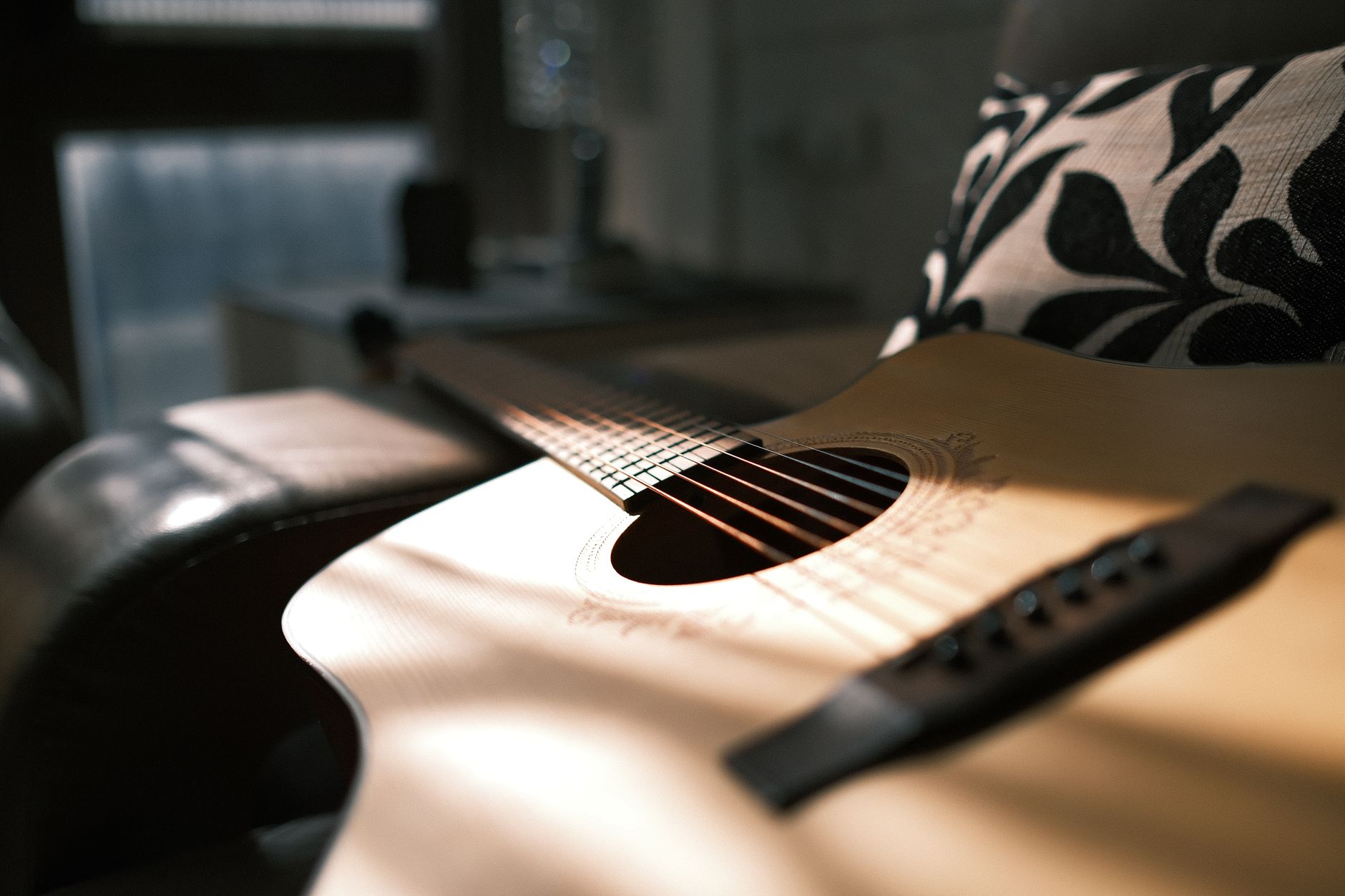 acoustic guitar warm light (Photo: Teresa Jang / Pexels)