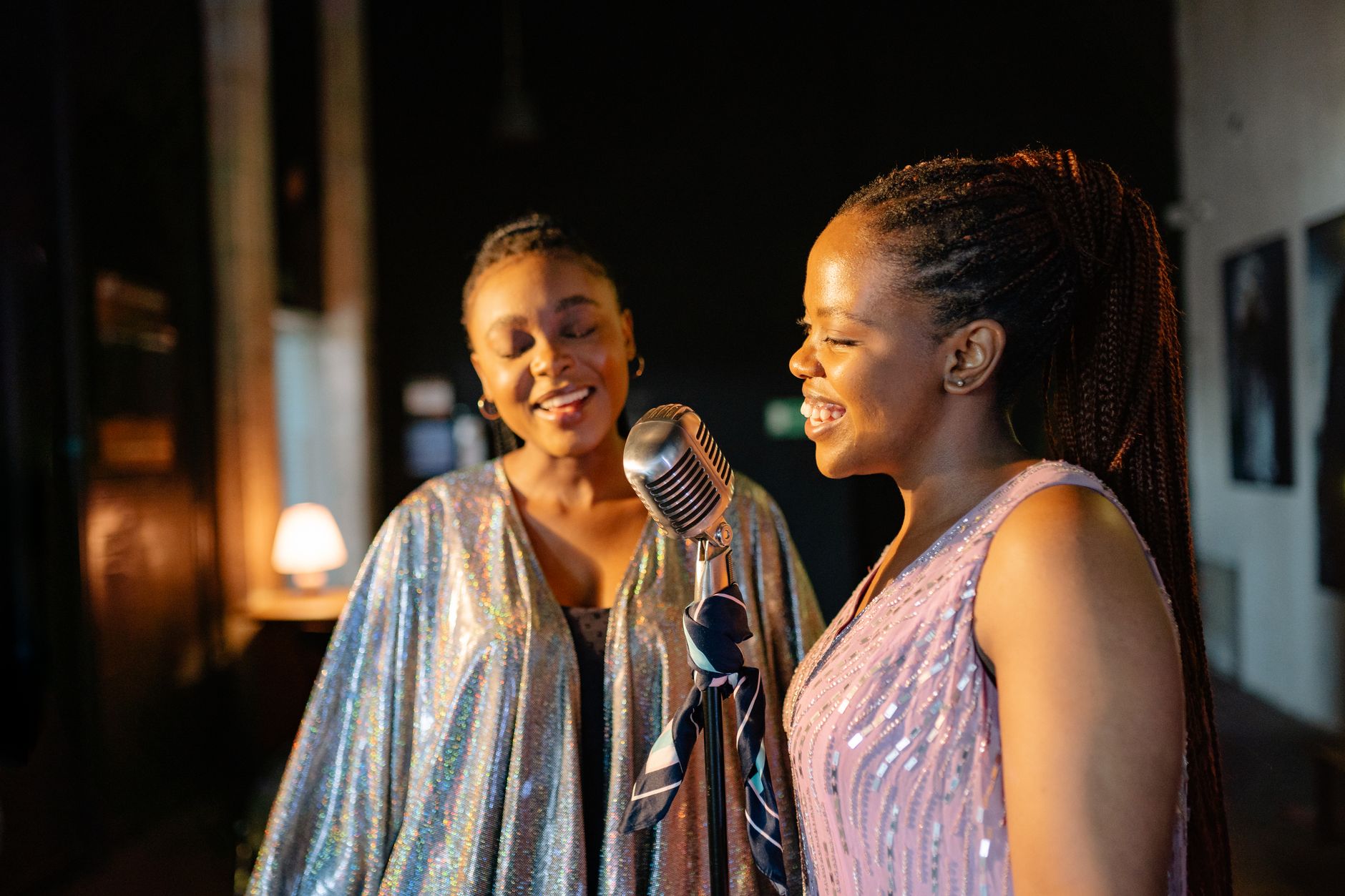 two musicians microphone (Photo: Yan Krukau / Pexels)
