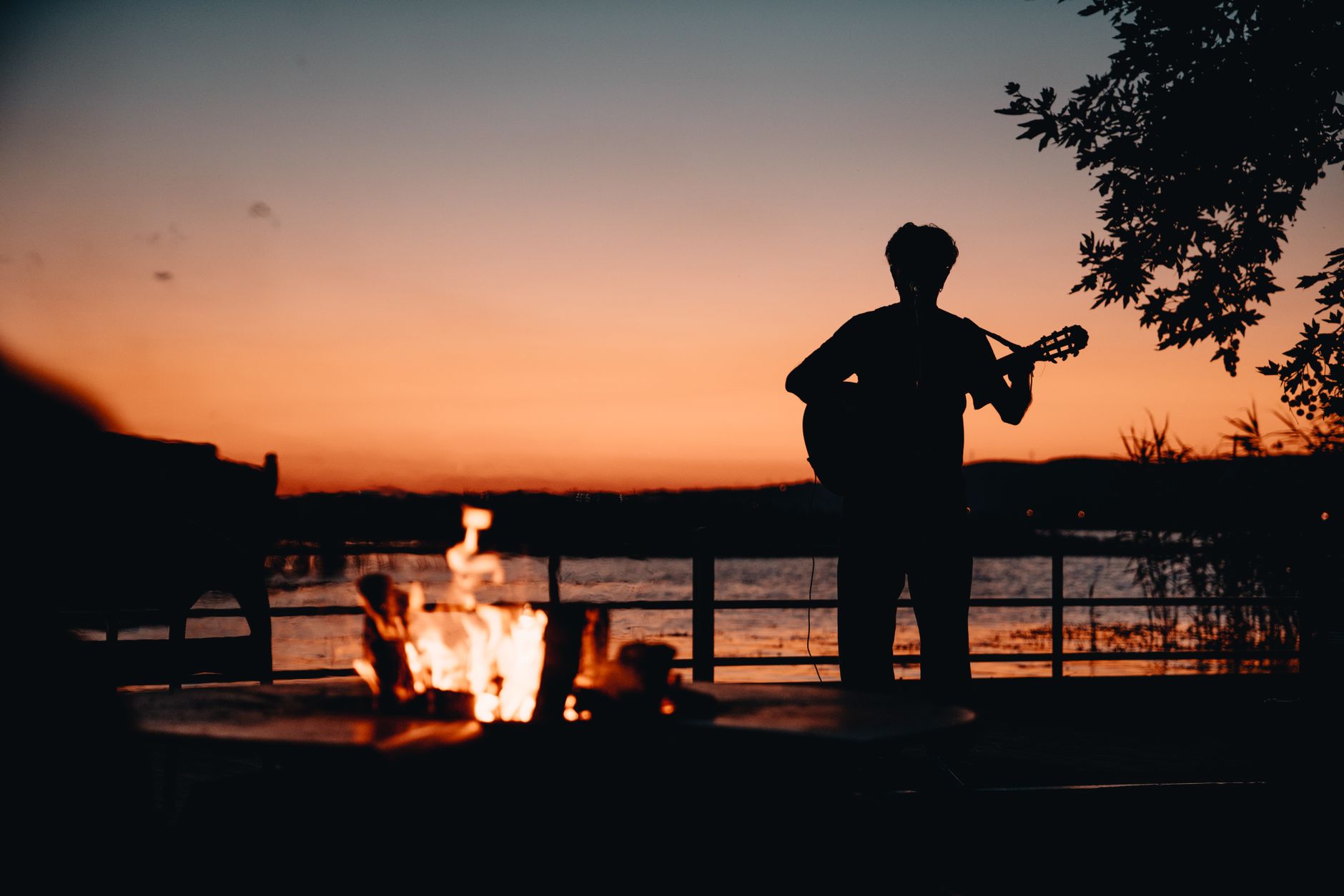 musician guitar evening warm light (Photo: Sami TÜRK / Pexels)