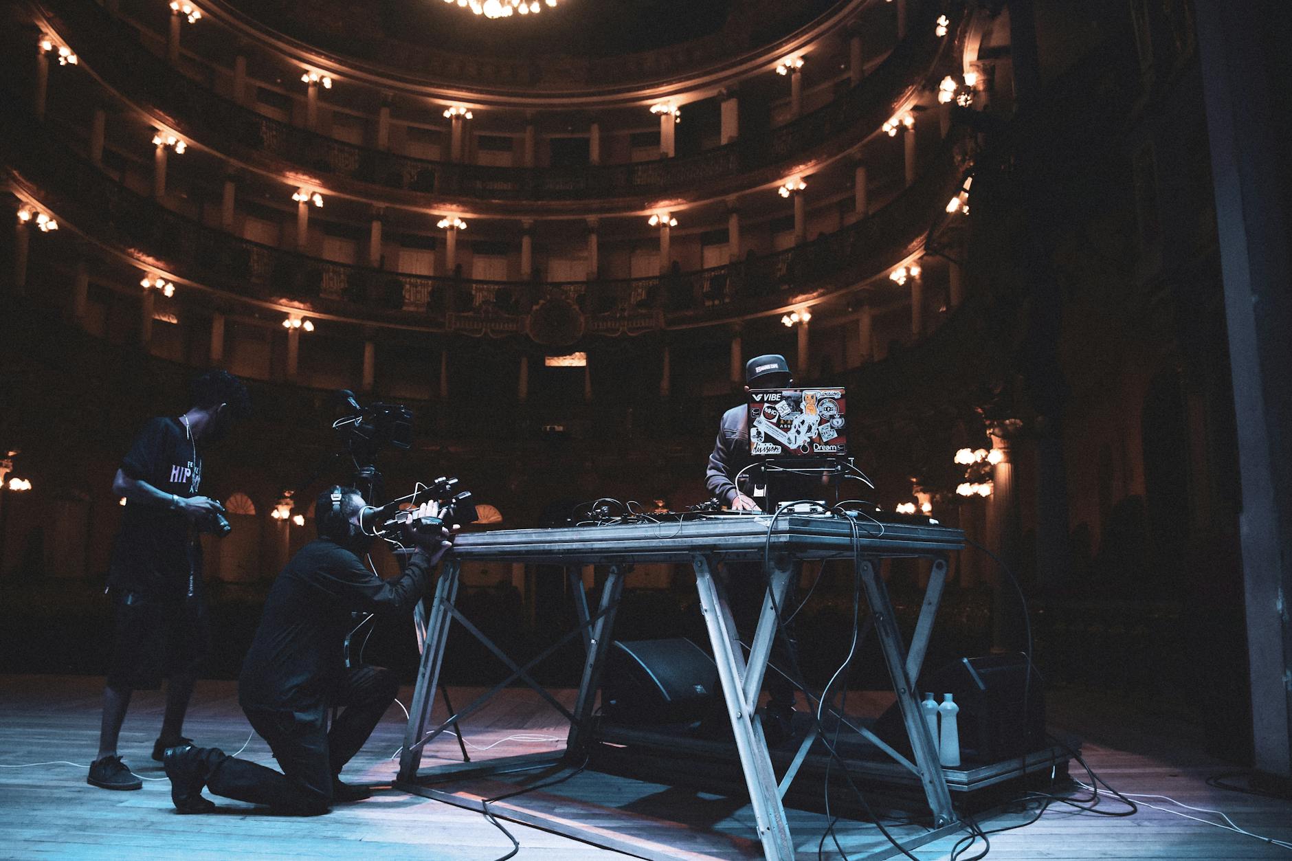 live house stage performance (Photo: Ruan Fogo / Pexels)