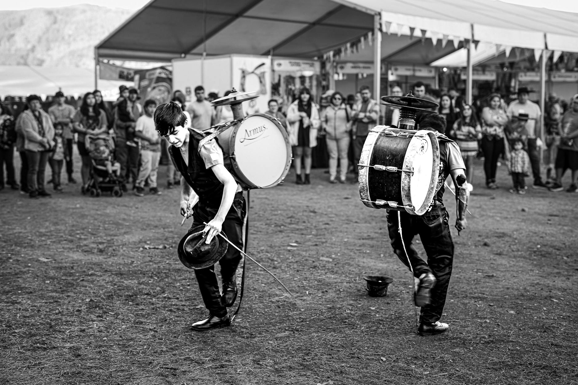 busker park amplifier people (Photo: yerko ivan sotto carrillo / Pexels)