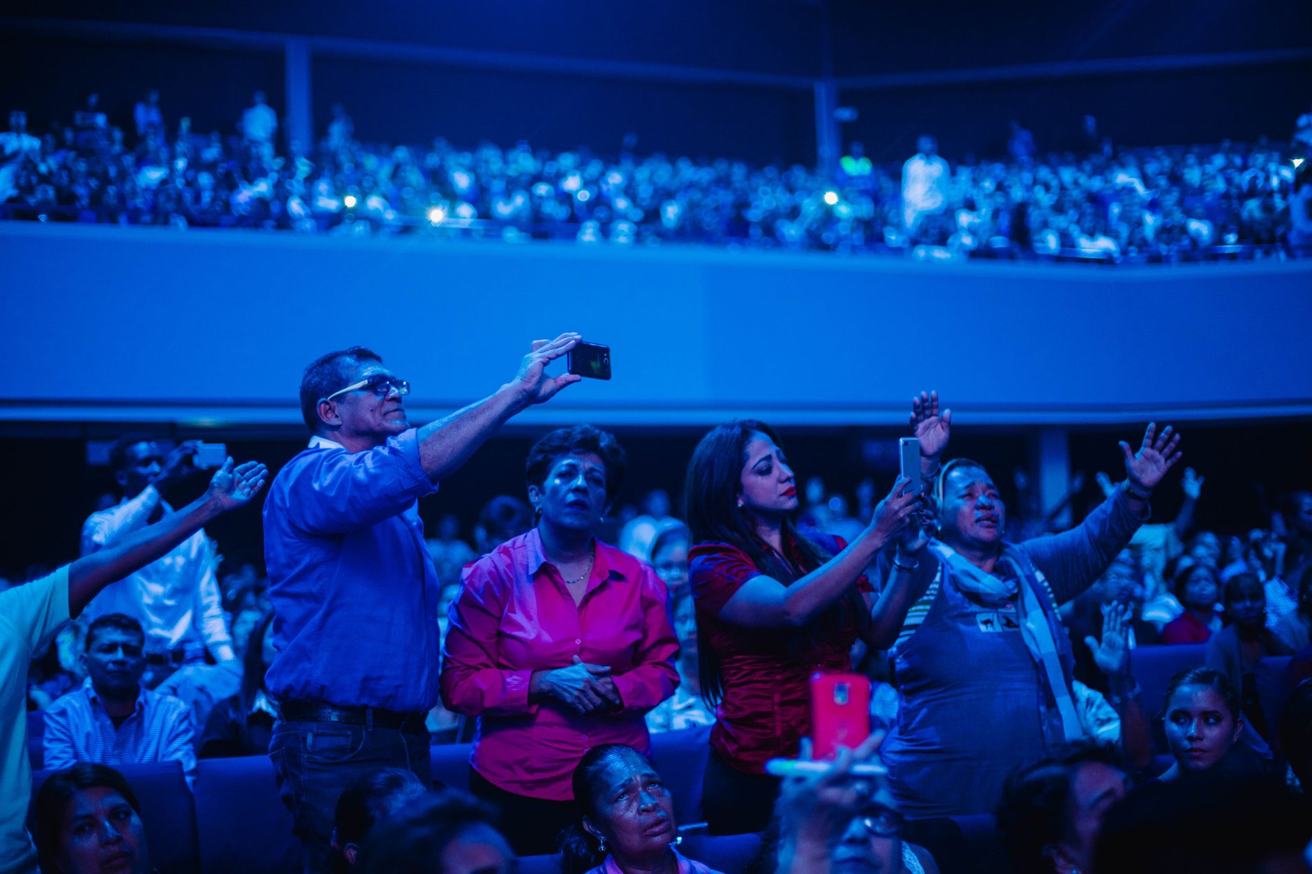 fans sharing smartphone live (Photo: Luis Quintero / Pexels)