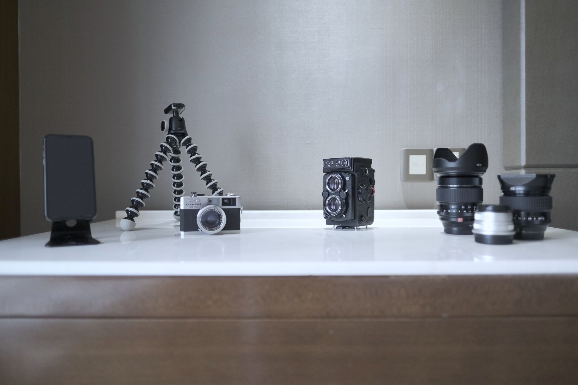 smartphone tripod home setup (Photo: Garrison Gao / Pexels)