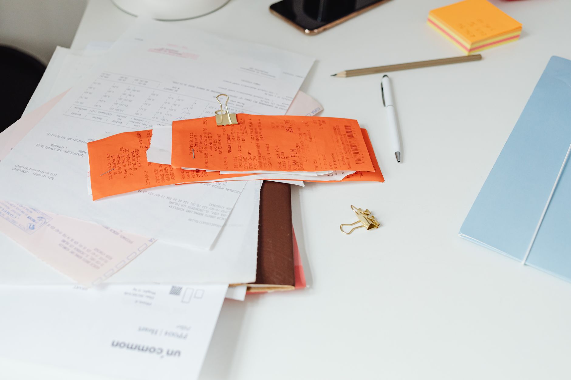 receipts pile organized desk (Photo: www.kaboompics.com / Pexels)