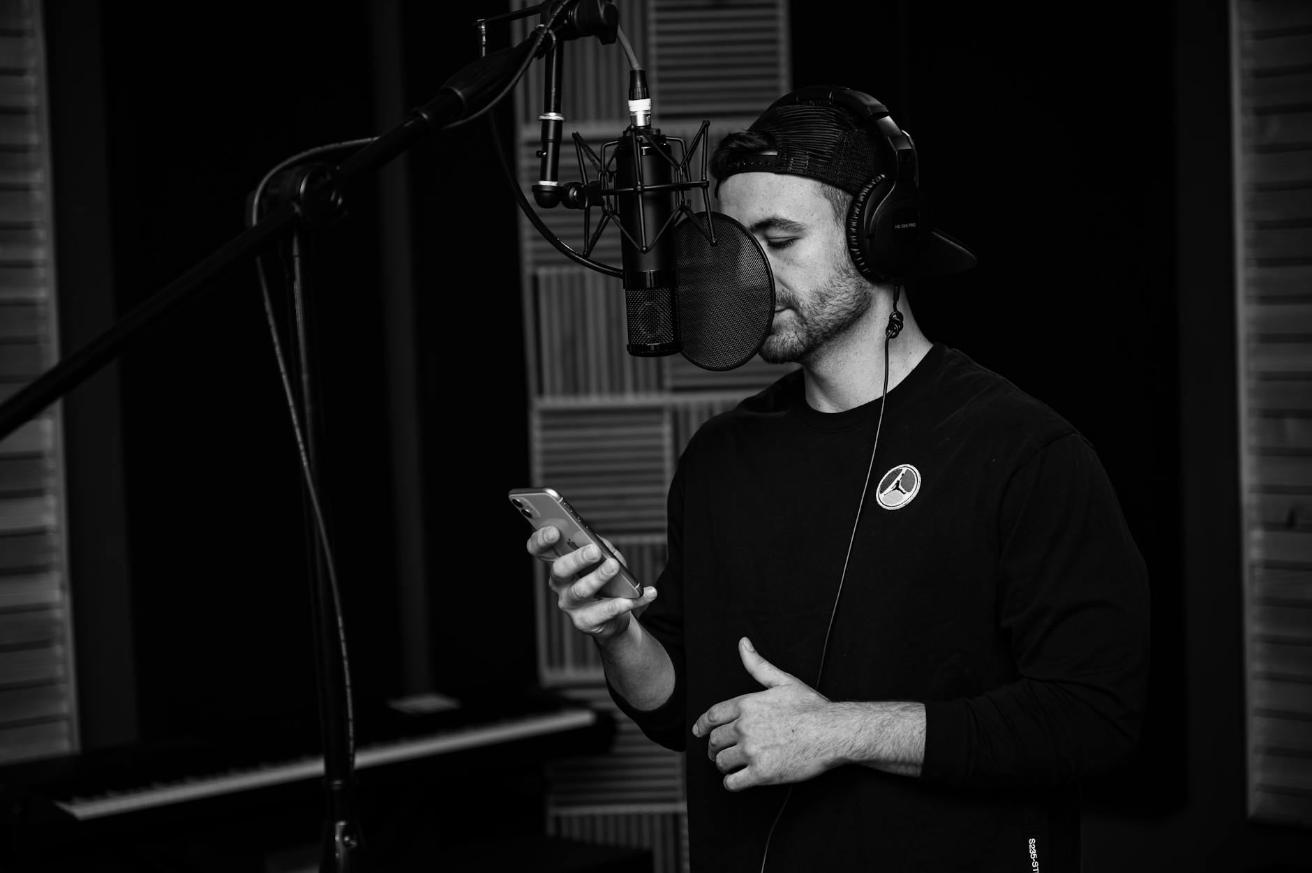 smartphone social media musician (Photo: Brett Sayles / Pexels)