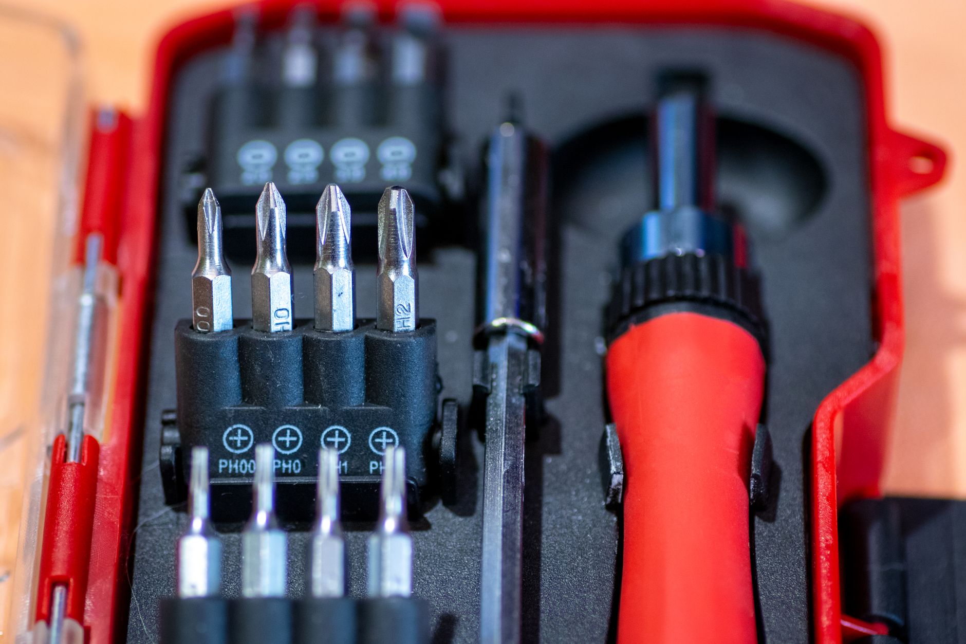 tools guitar maintenance (Photo: Ismael Campos Carrillo / Pexels)