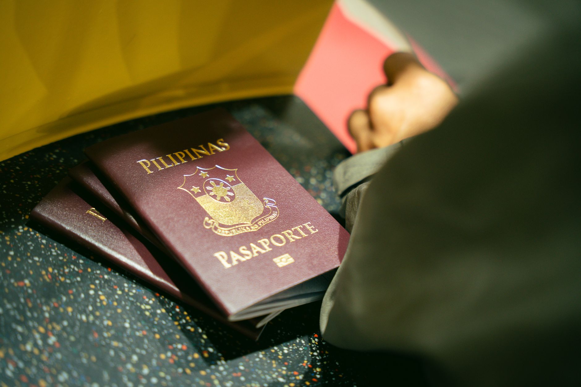 passport airport tour (Photo: Kenneth Surillo / Pexels)