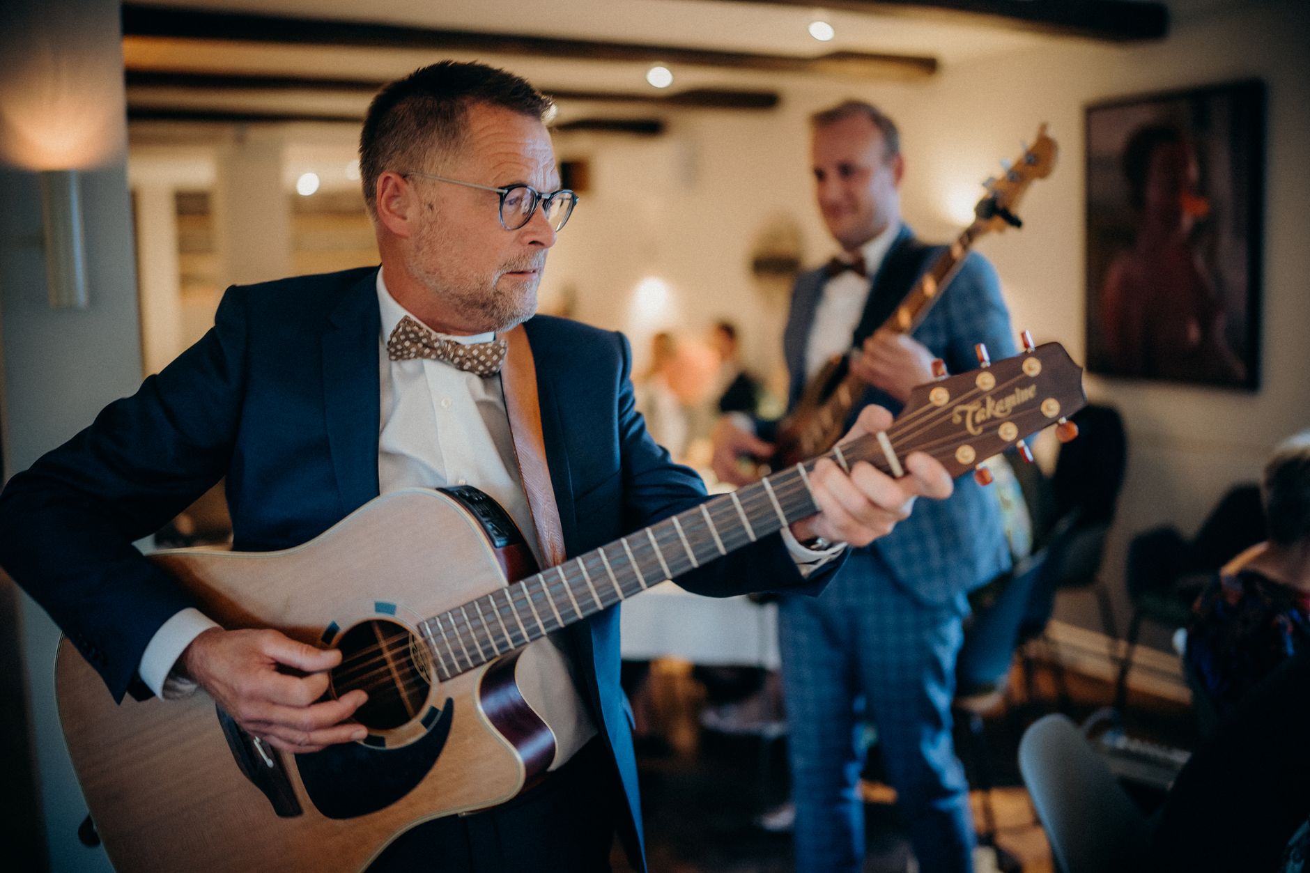 acoustic guitar intimate venue (Photo: Rene Terp / Pexels)