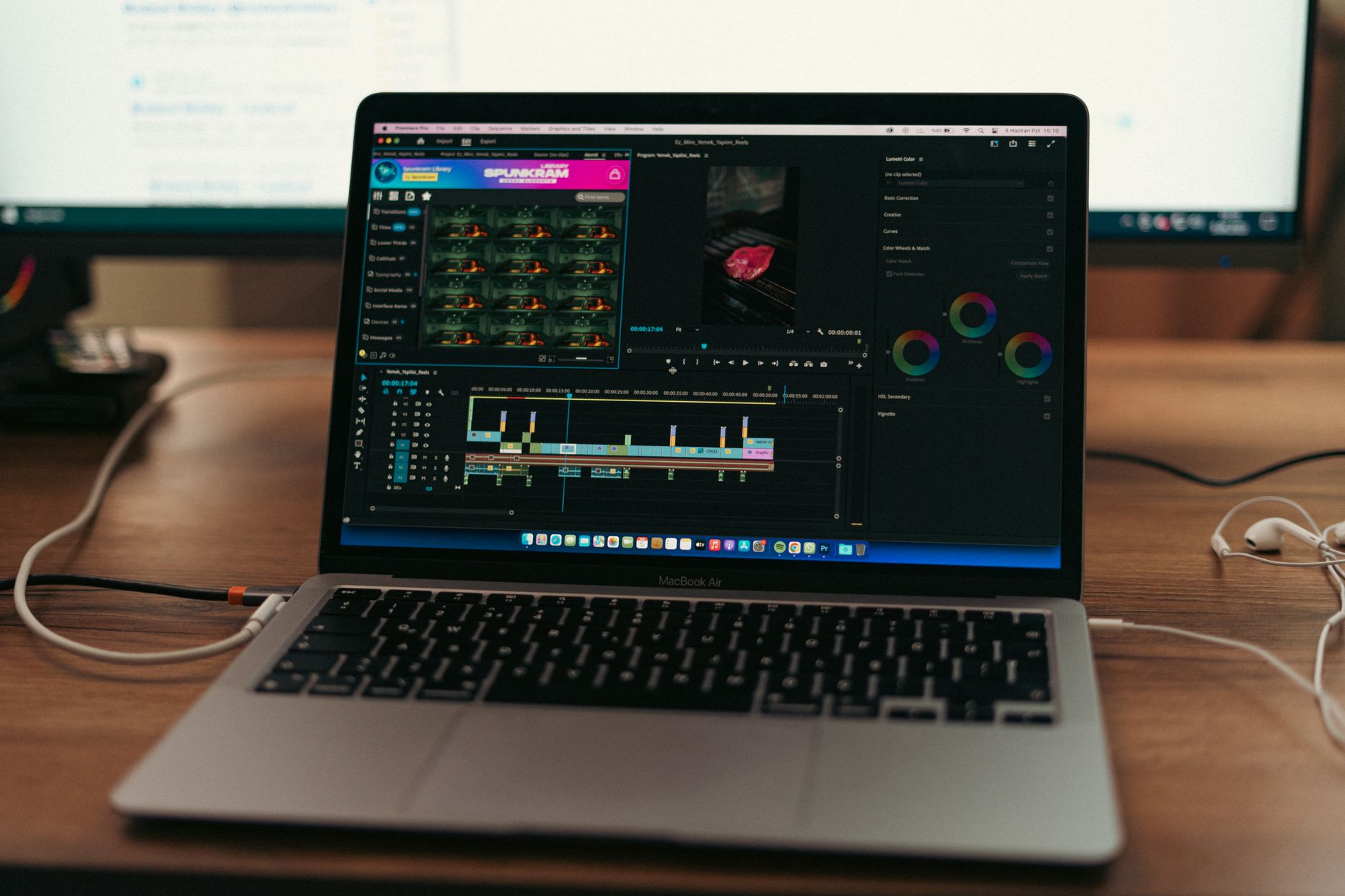 video export laptop (Photo: Muhammed Çetinkaya / Pexels)