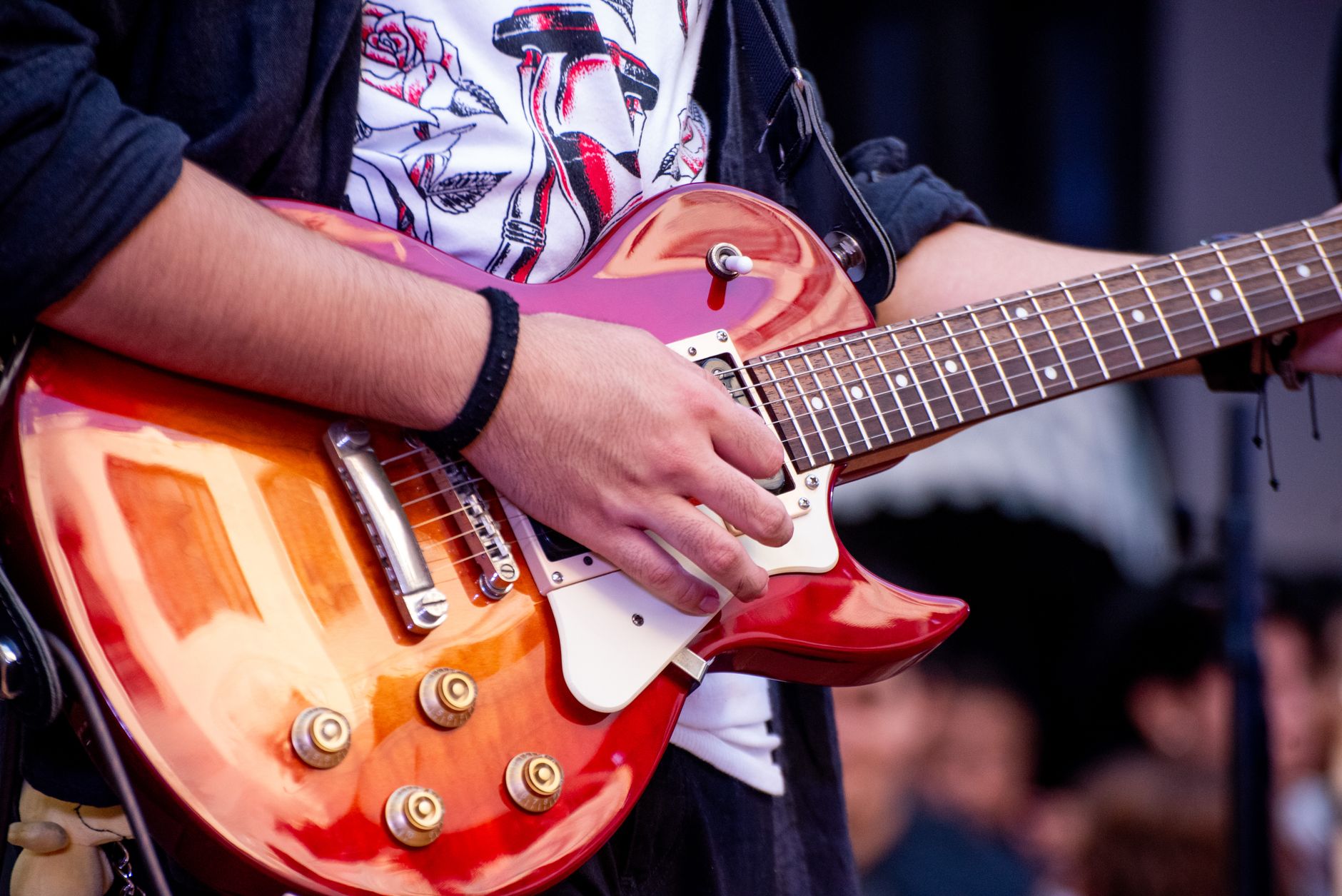 guitar polishing cloth (Photo: Gonzalo 8a / Pexels)
