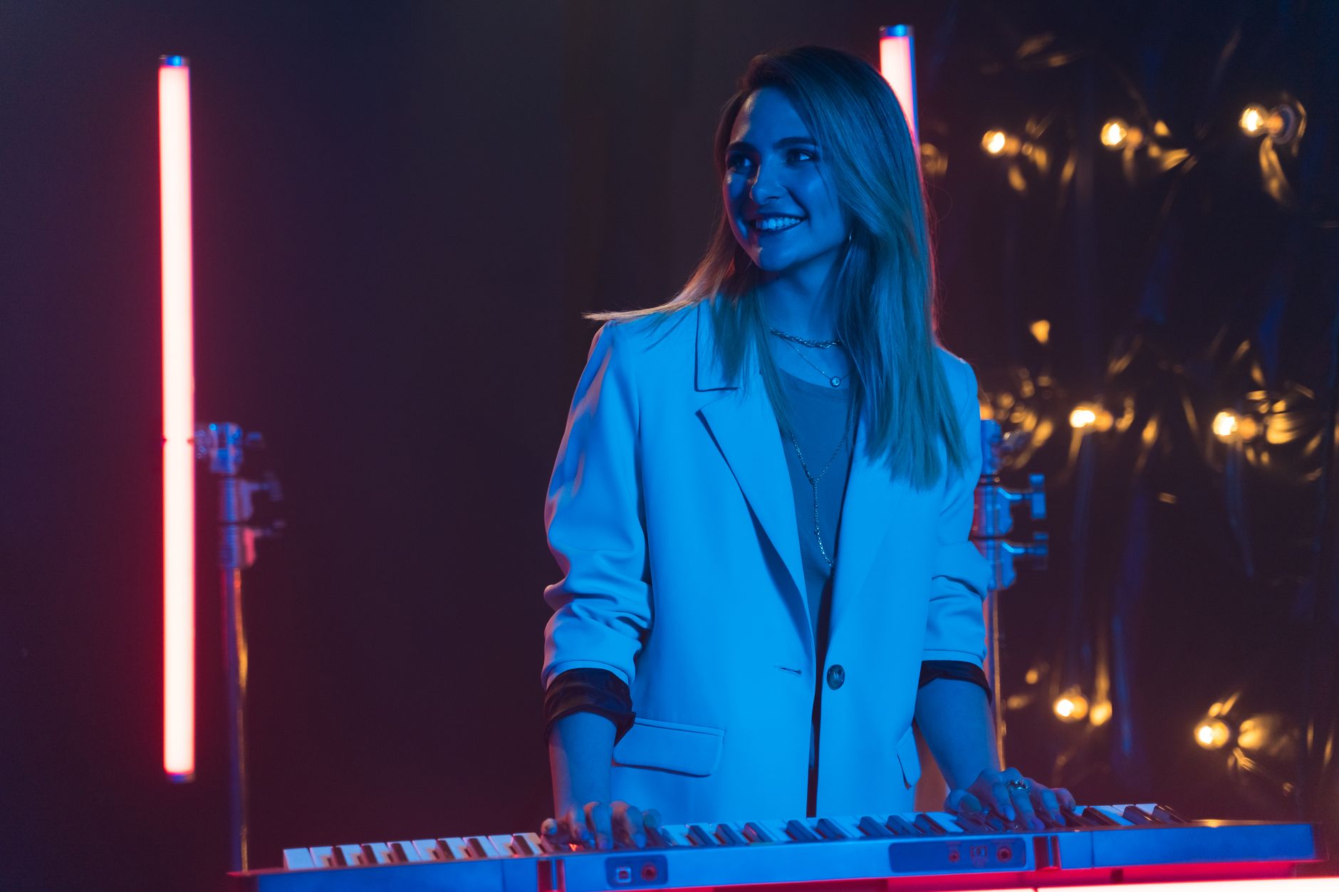 confident performer warm light (Photo: AI25.Studio  AI GENERATIVE / Pexels)