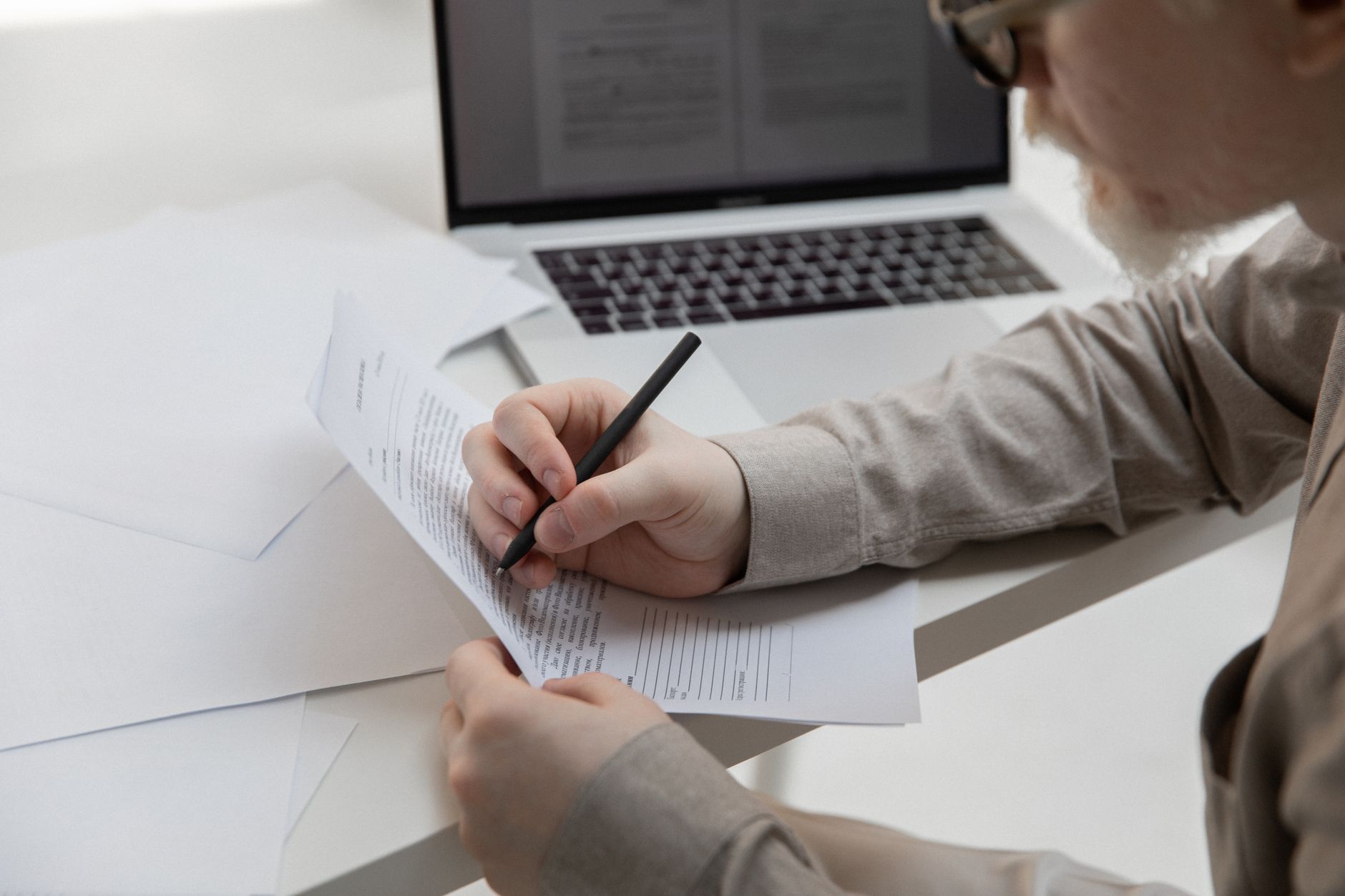laptop document writing (Photo: Monstera Production / Pexels)