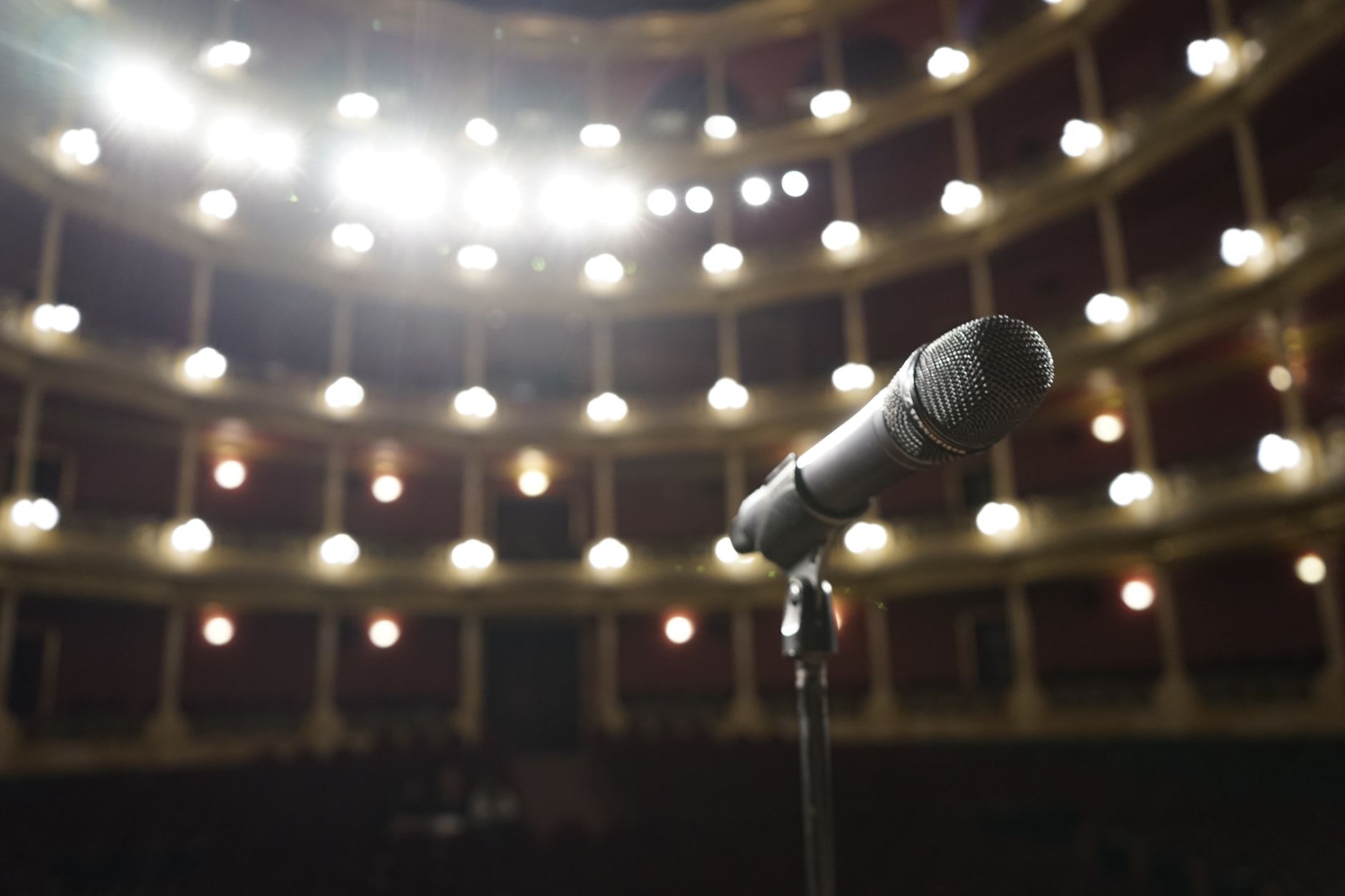 empty stage spotlight microphone (Photo: Luis Becerra Fotógrafo / Pexels)
