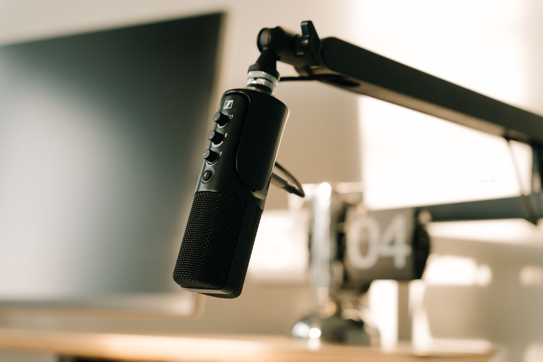 home studio warm light (Photo: Alpha En / Pexels)