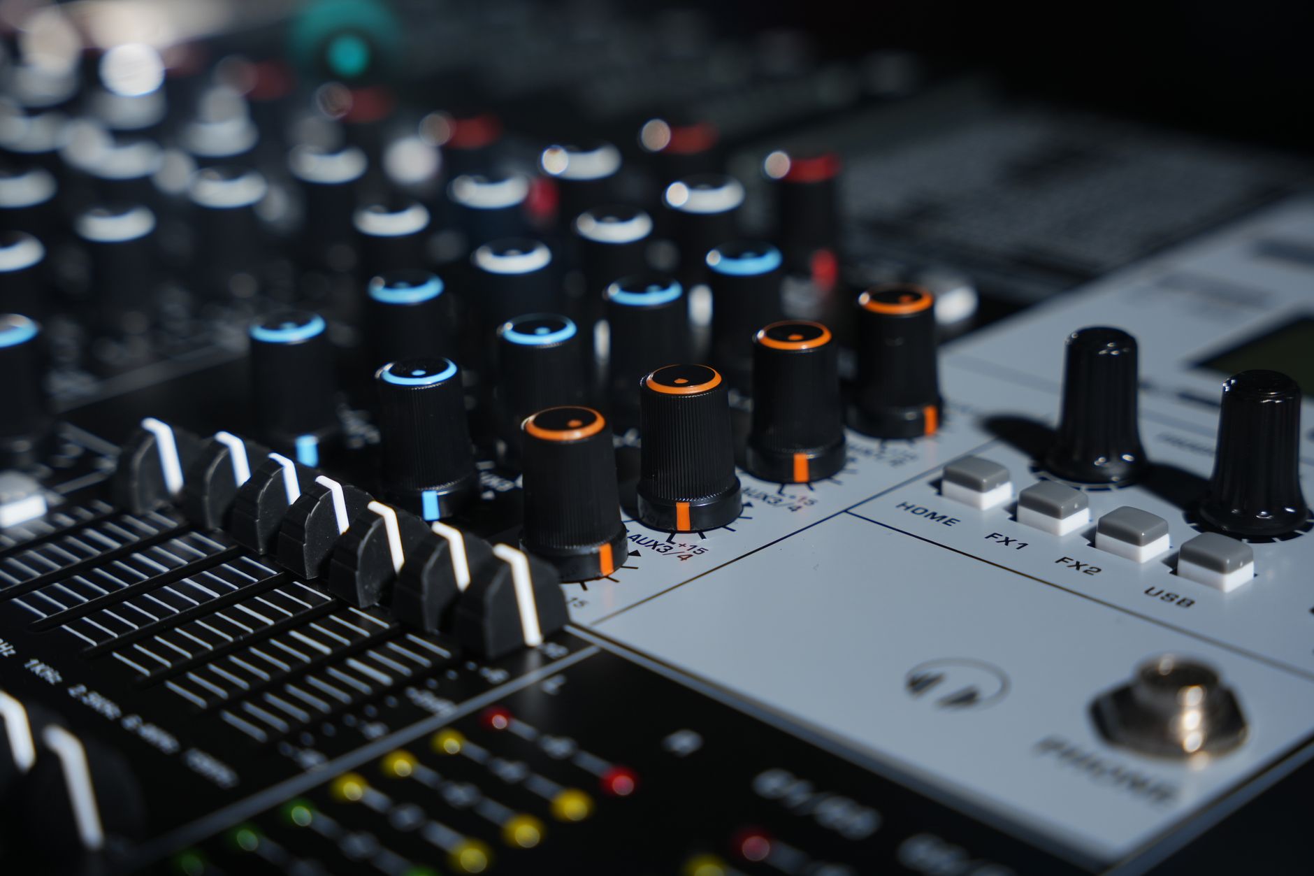 studio rack equipment knobs (Photo: TUAN HOANG NGUYEN / Pexels)