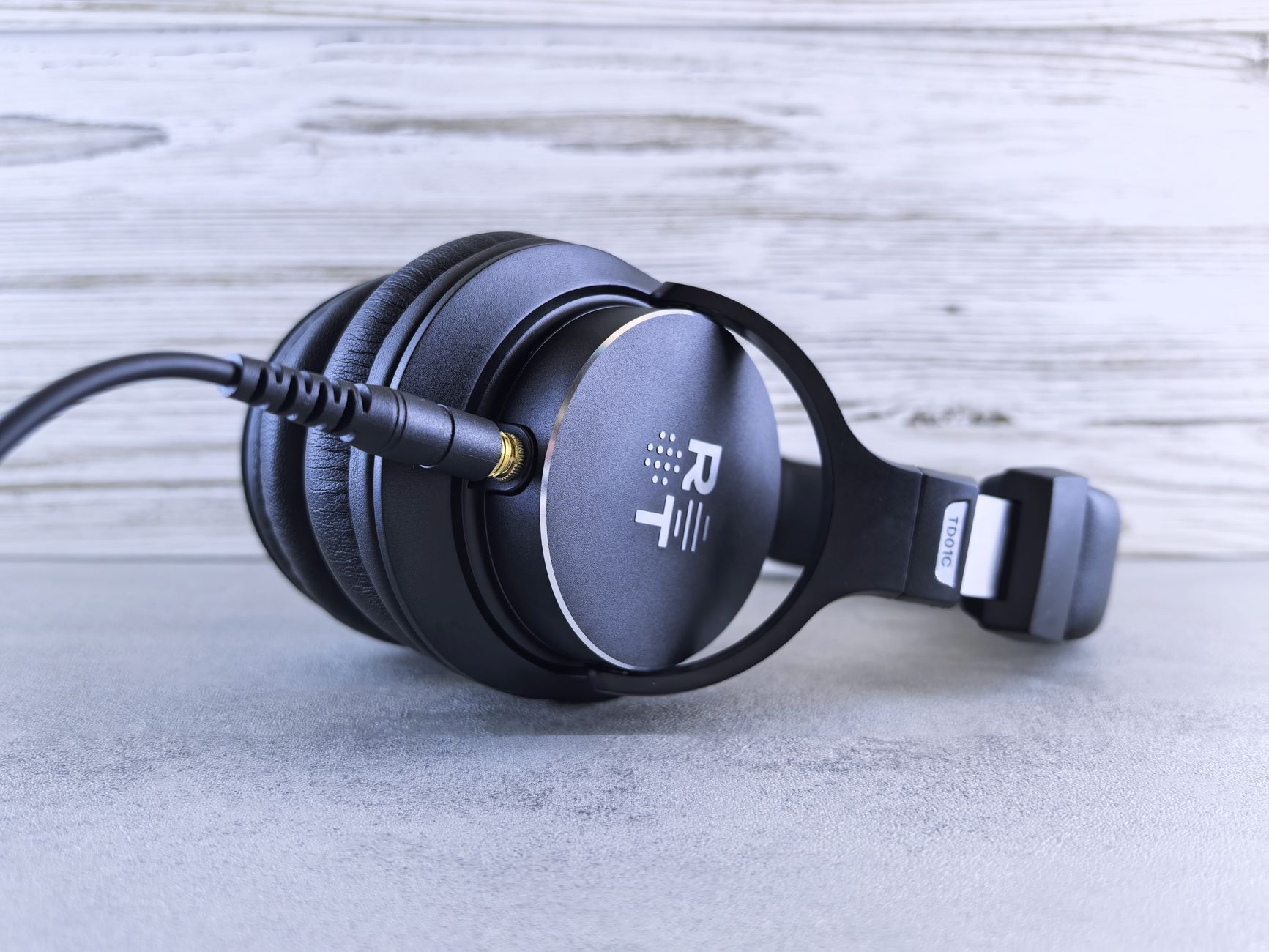 music production headphones (Photo: Andrey Matveev / Pexels)