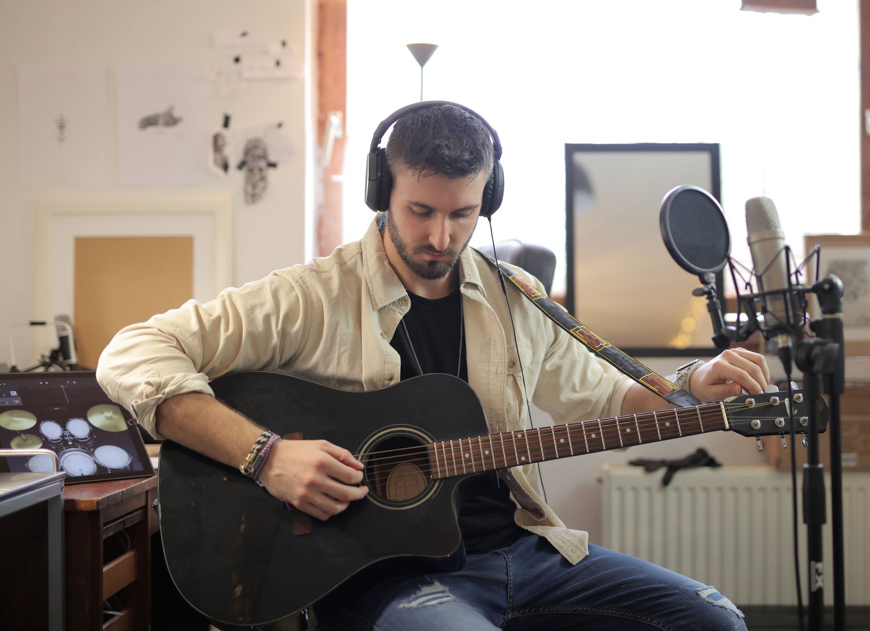 acoustic singer microphone (Photo: Andrea Piacquadio / Pexels)