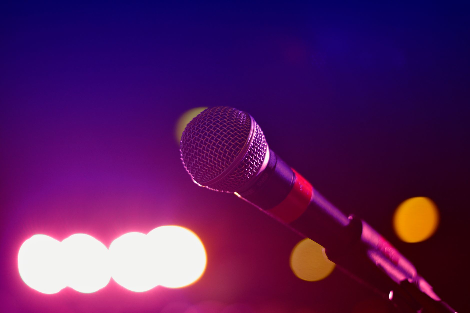 karaoke microphone stage (Photo: Suvan Chowdhury / Pexels)