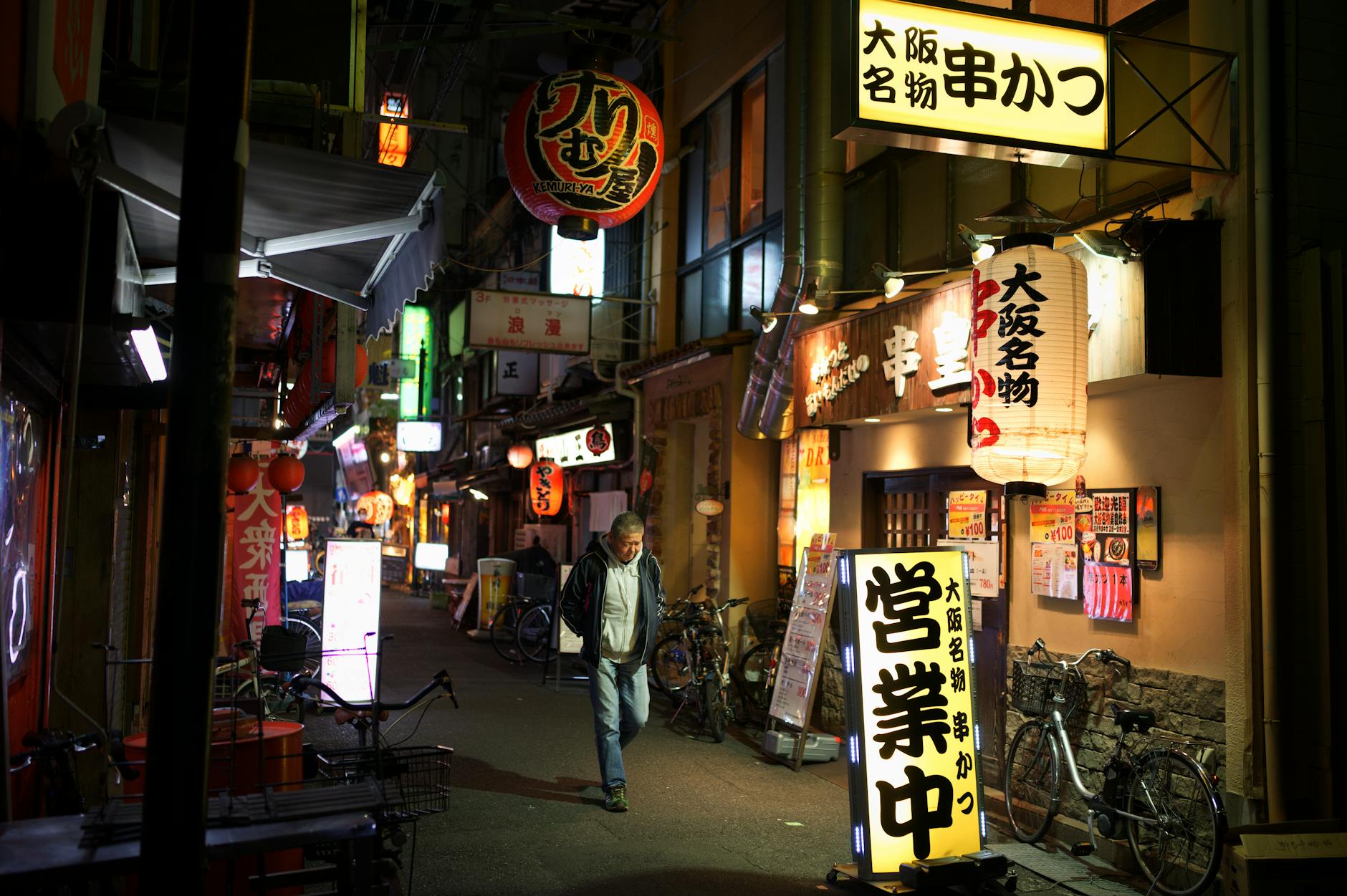 busker arcade shopping street japan (Photo: Han Sen / Pexels)