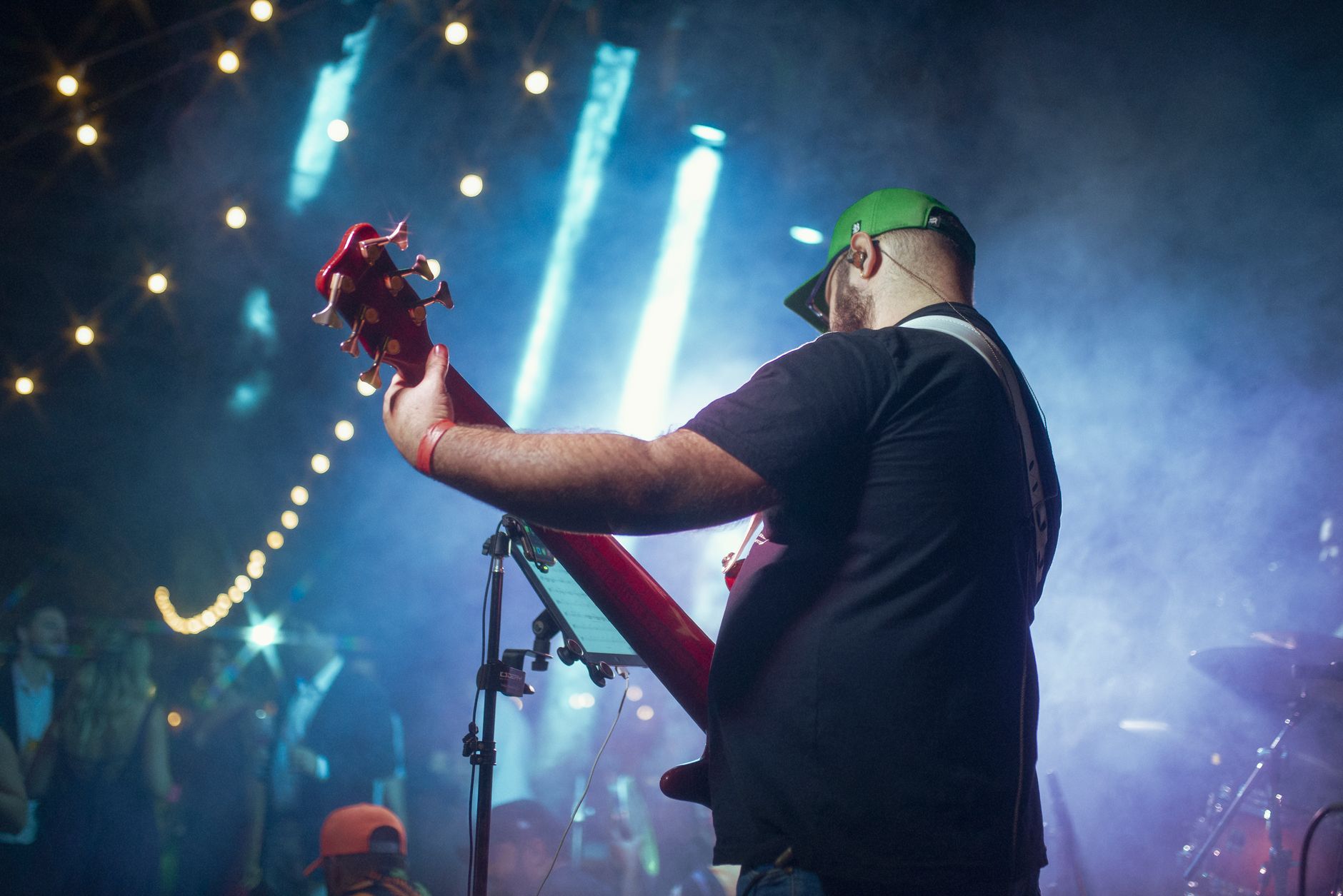setlist paper guitar (Photo: Isabella Mendes / Pexels)
