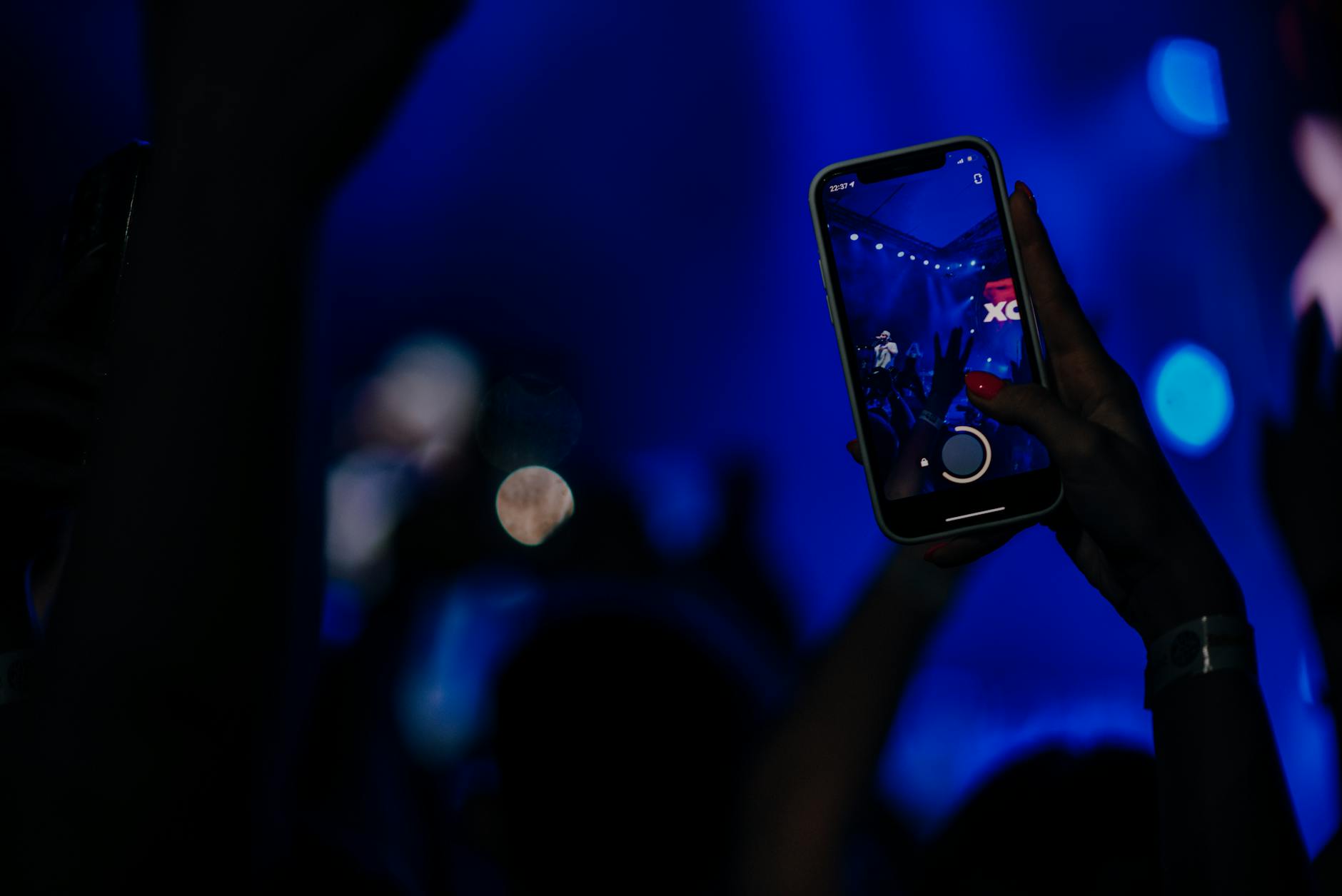 smartphone live event hand (Photo: Grish Petrosyan / Pexels)