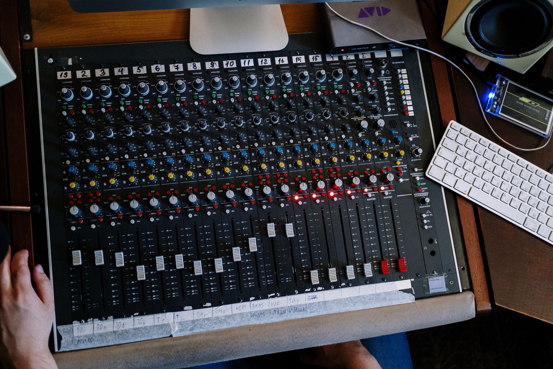 audio interface desk (Photo: cottonbro studio / Pexels)