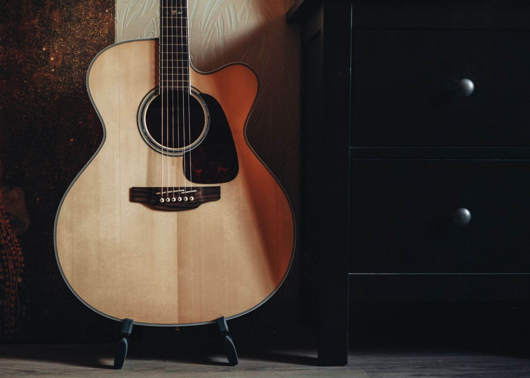 acoustic guitar warm light (Photo: Viktor Mogilat / Pexels)